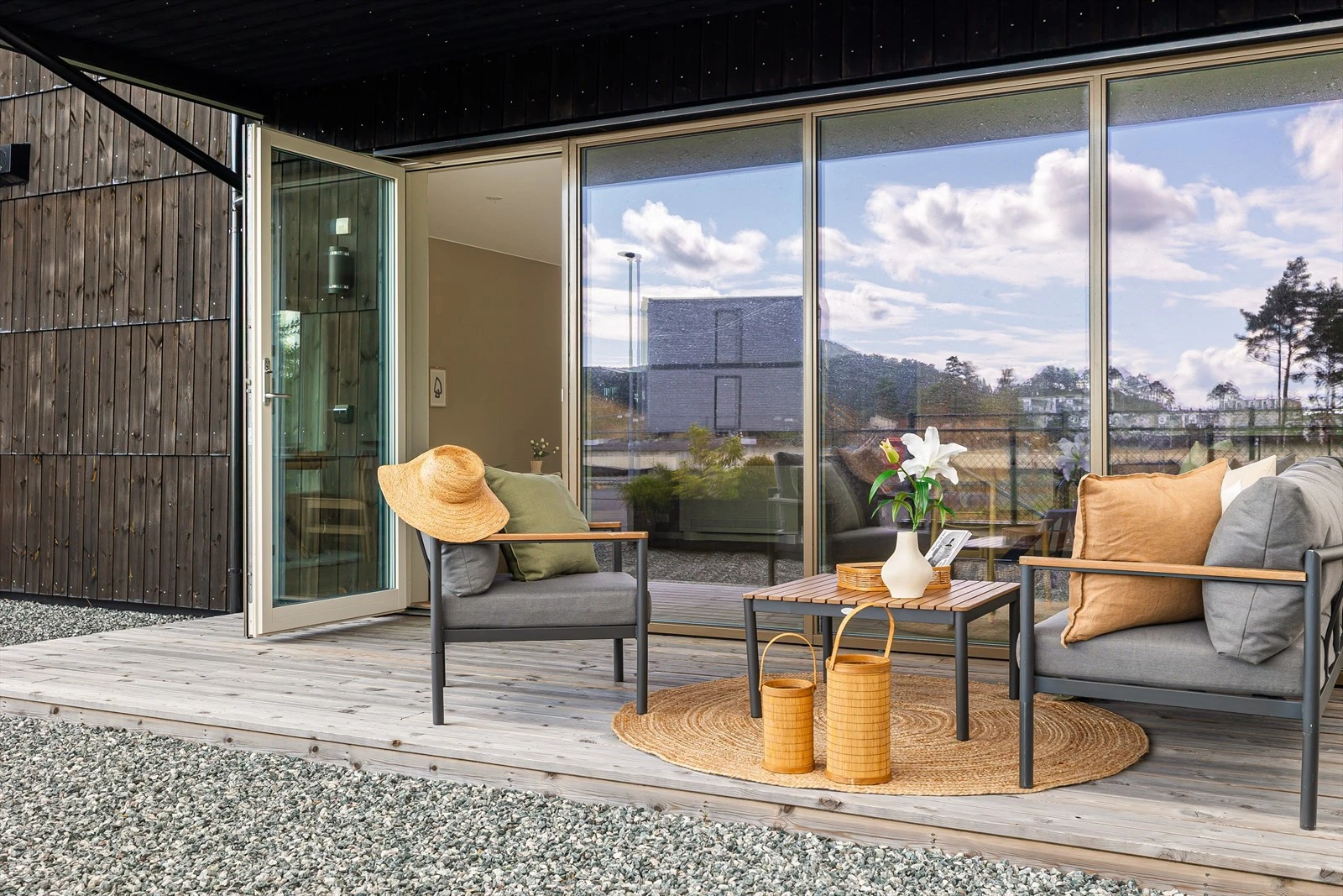 Gode solforhold på stor terrasse. Galleribilde