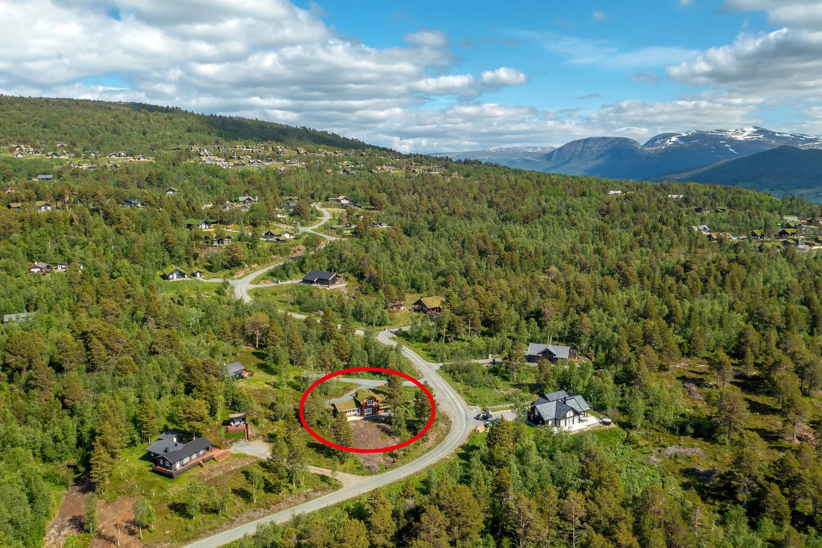 Eiendommen ligger flott til og med nærhet til turstier og skispor. Galleribilde