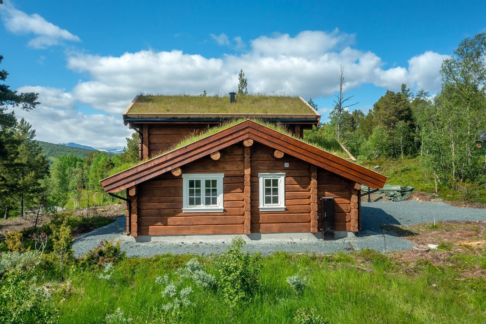 Eiendommen har en idyllisk plassering i vakre Gjevilvassdalen. Galleribilde
