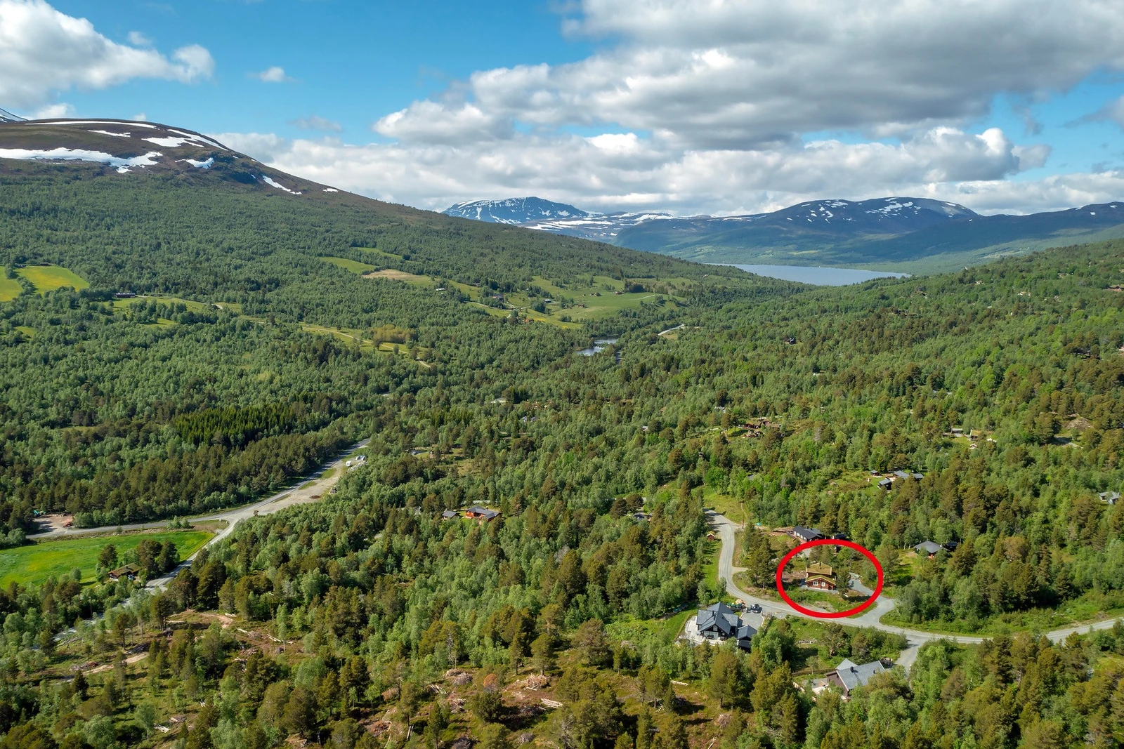 Fra eiendommen er det kort vei til en rekke fjellturer og muligheter for fisking. Galleribilde