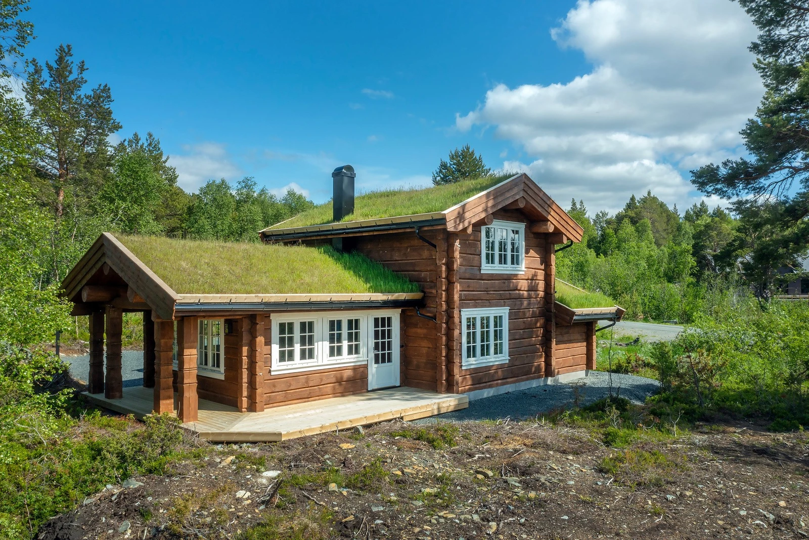 Boligen har en flott terrasse som kan benyttes på både sommers- og vinterstid. Galleribilde