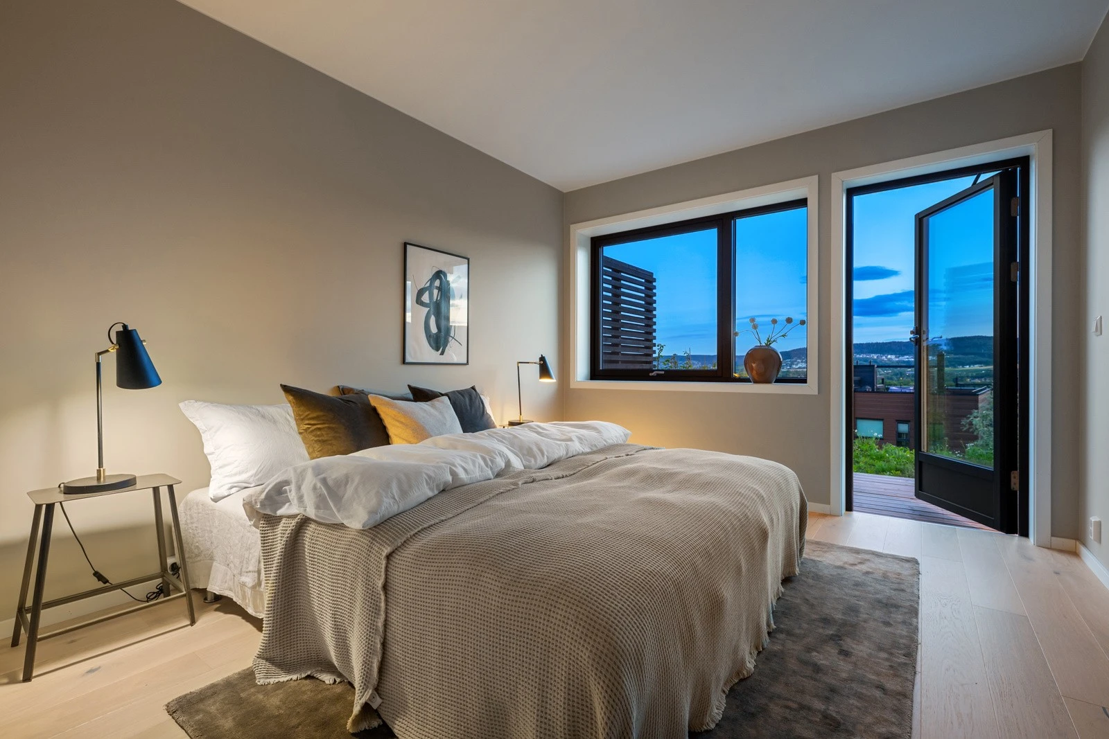 Hovedsoverom med utgang til markterrasse. Galleribilde