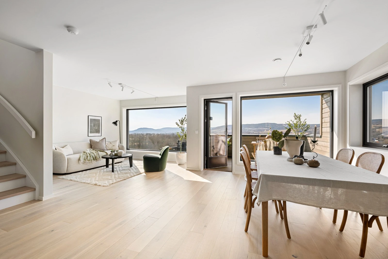 Stue/kjøkken areal er av god plass med mulighet for møblering av ulike miljøer. Galleribilde