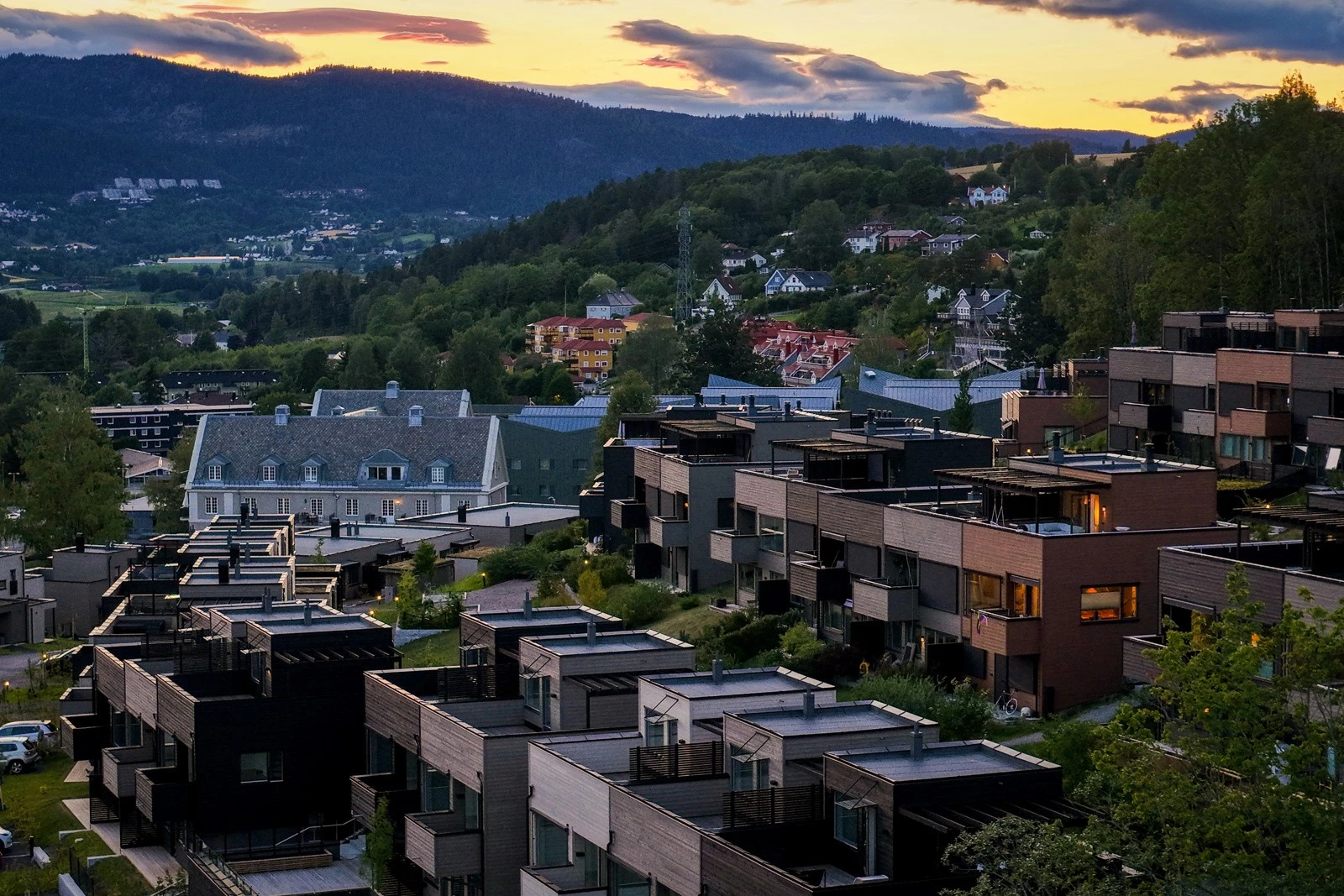 Boligene ligger på et høydedrag i Lier der alle boliger har utsikt. Galleribilde
