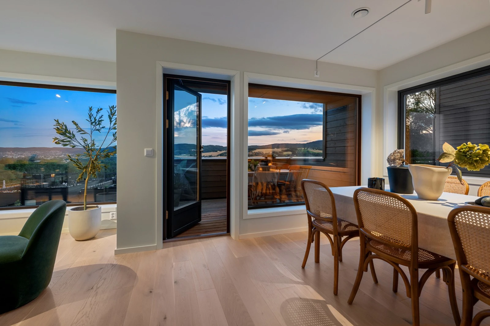 Utgang til delvis overbygget balkong fra stue. Galleribilde