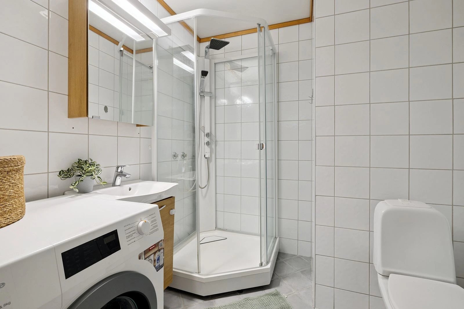 Lekkert bad med dusj, servant og plass til vaskemaskin.