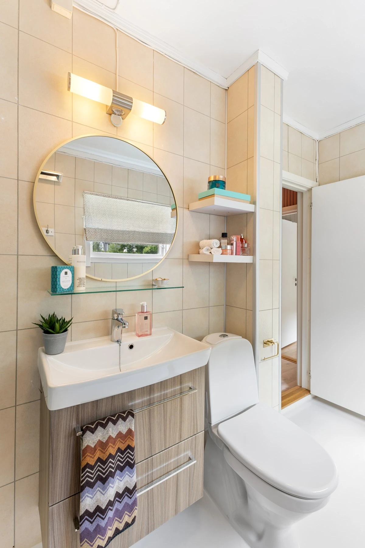 Badet er oppgradert i nyere tid med ny baderomsinnredning, toalett og dujkabinett Galleribilde