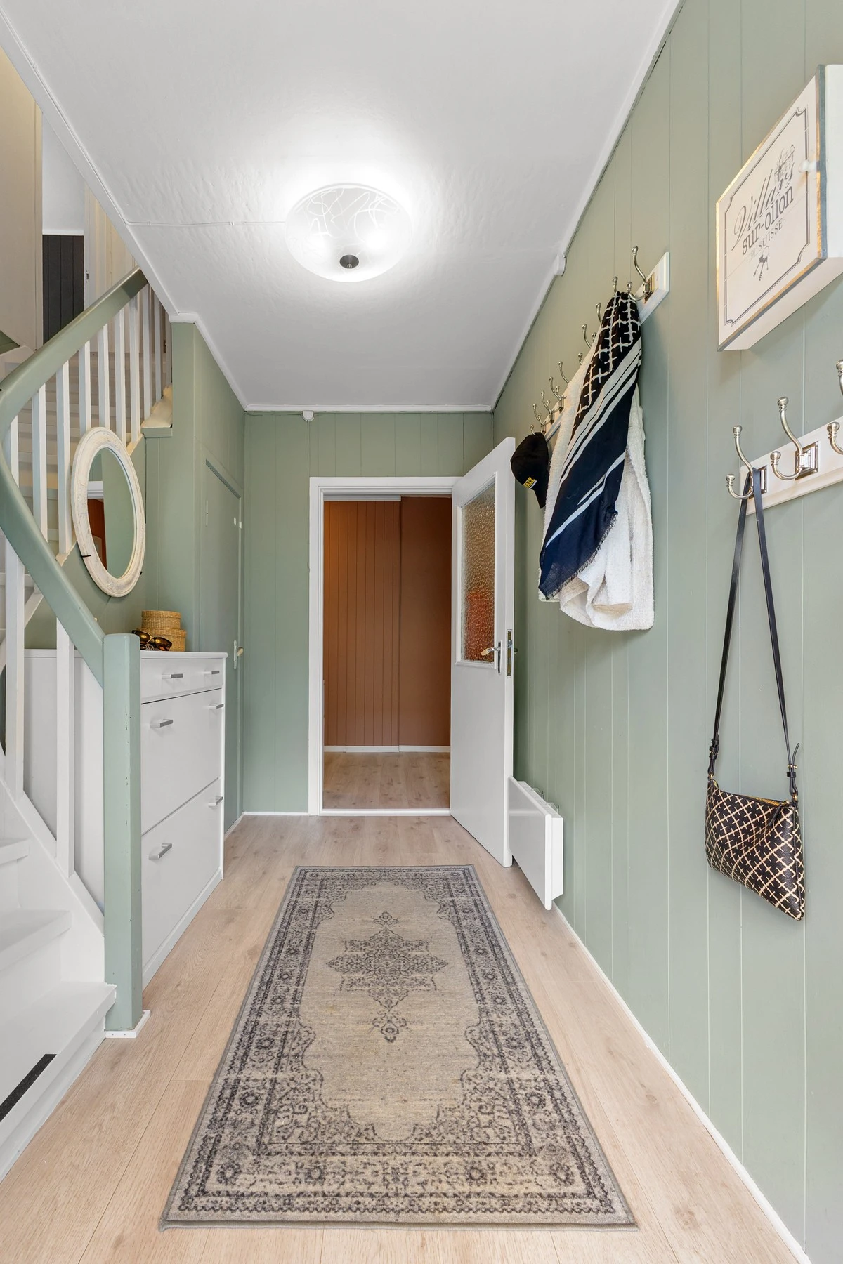 Gang/entré med trapp opp til loftsetasjen Galleribilde