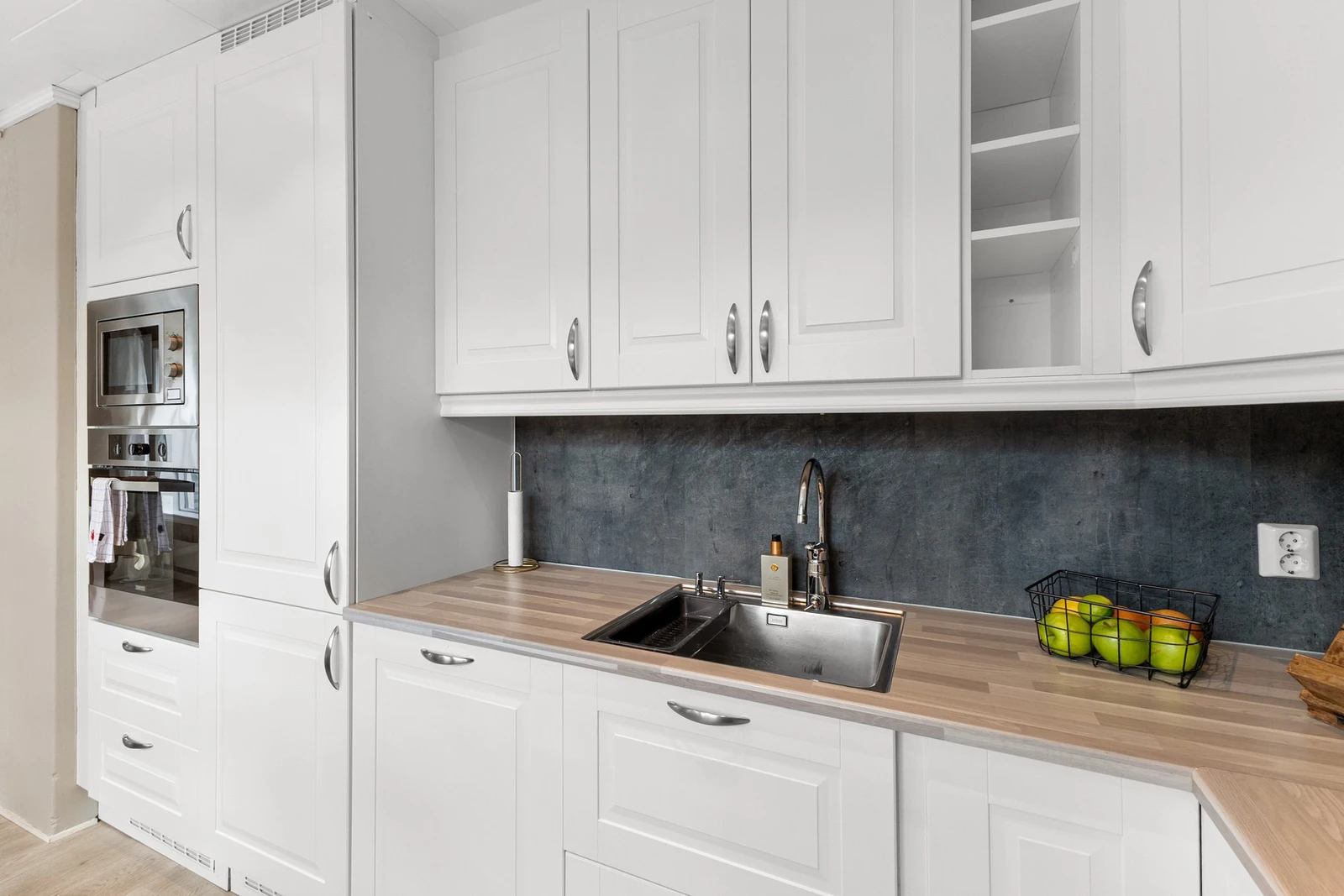 Godt utstyrt med alt av hvitevarer integrert og det er vannstopper og komfyrvakt Galleribilde