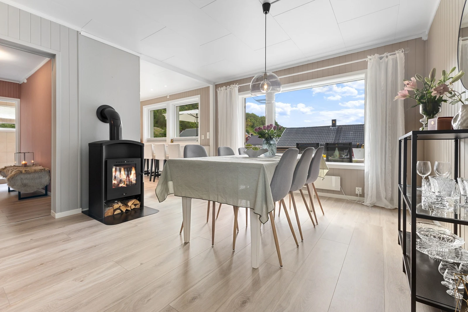 Store stuevinduer slipper rikelig med naturlig lys Galleribilde