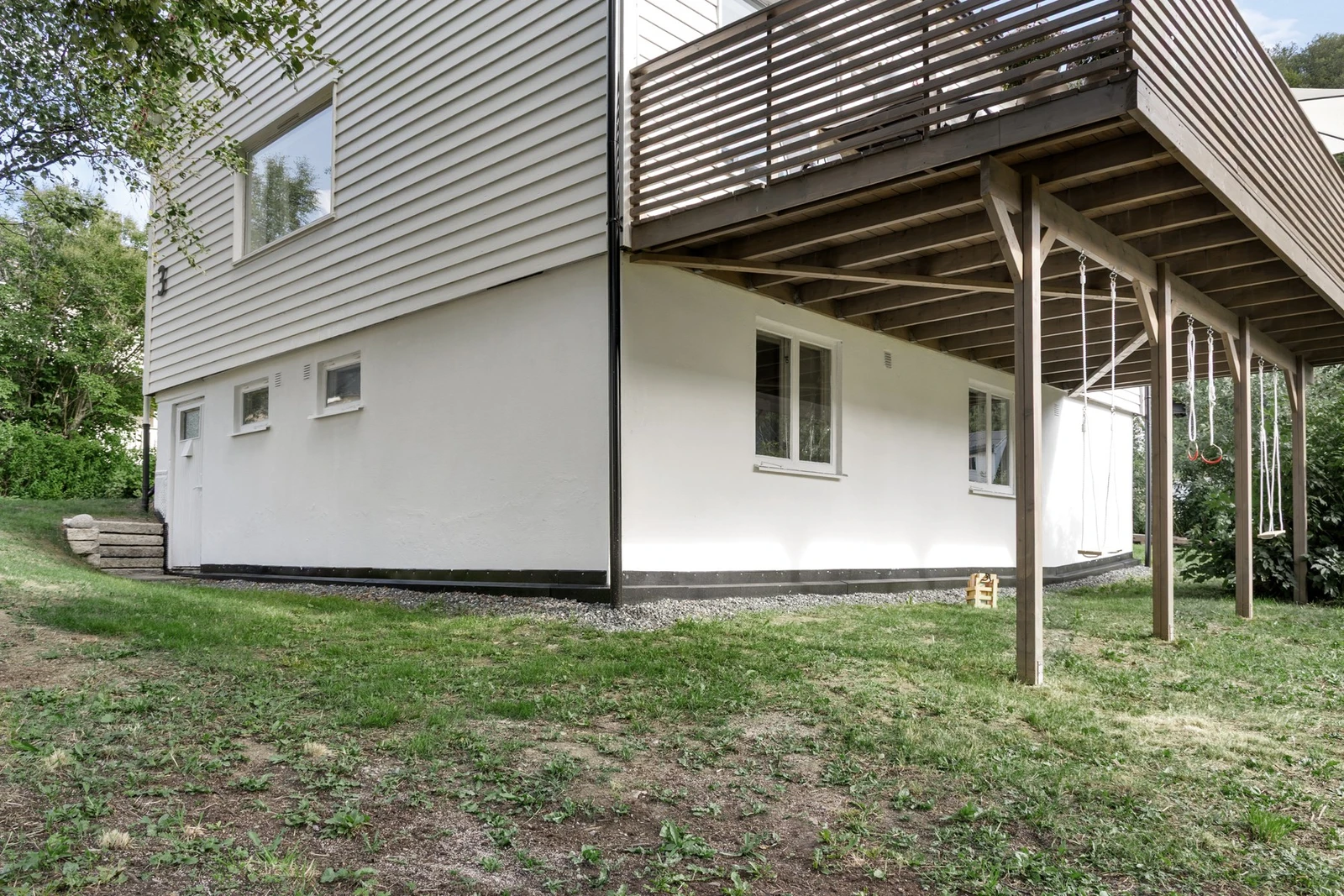 Mulighetsrik kjelleretasje og ggen inngang til kjelleretasje Galleribilde