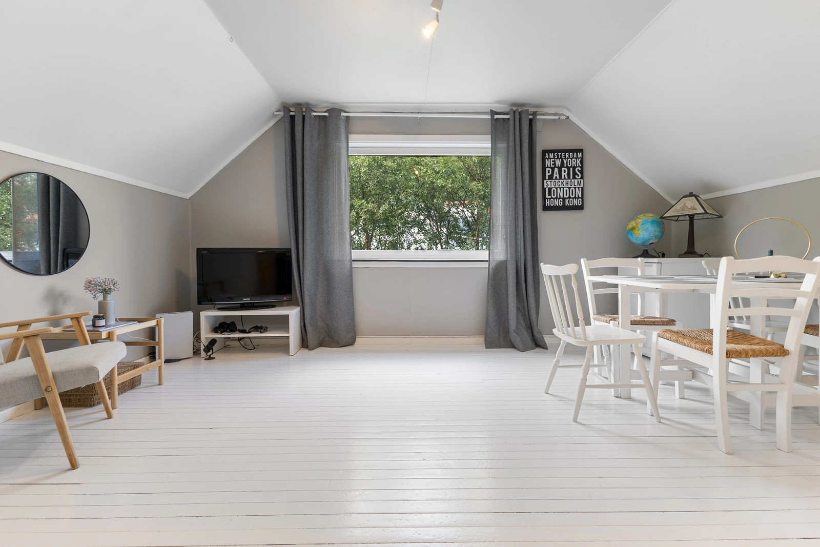 Loftsetasjen har nylig oppussede overflater (2025) i både stue/kjøkken og gang Galleribilde