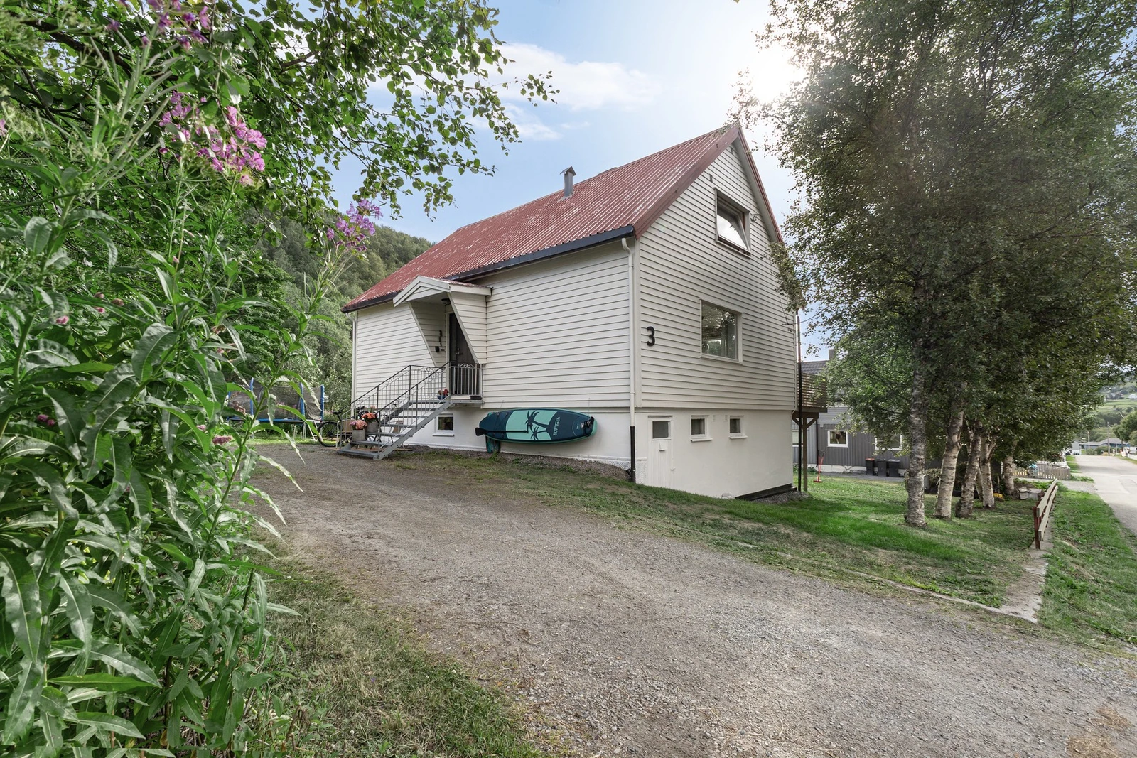 Gode parkeringsmuligheter på egen gårdsplass Galleribilde