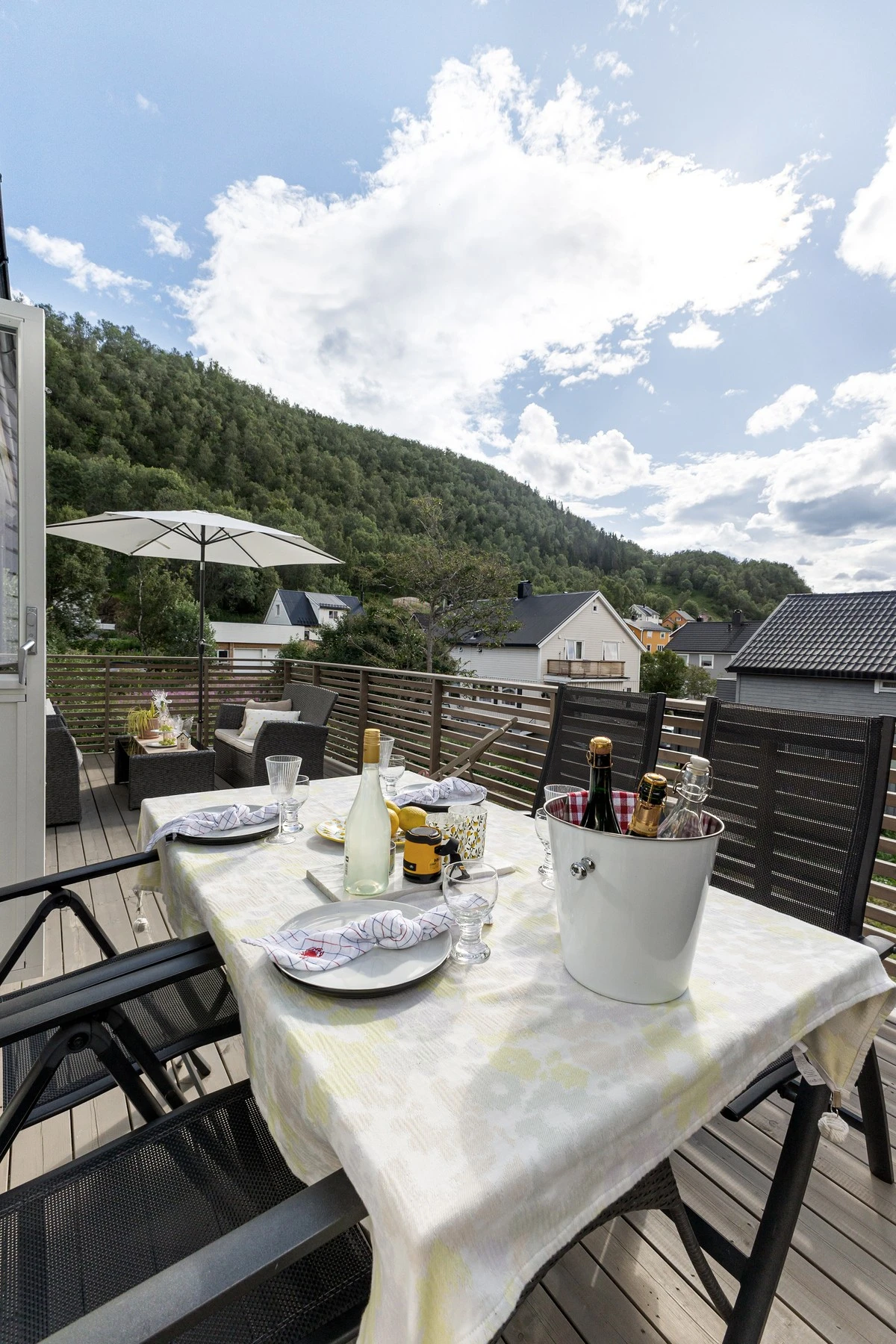 Stor solrik terrasse i 1. etasje med god plass til utemøblement og grill Galleribilde