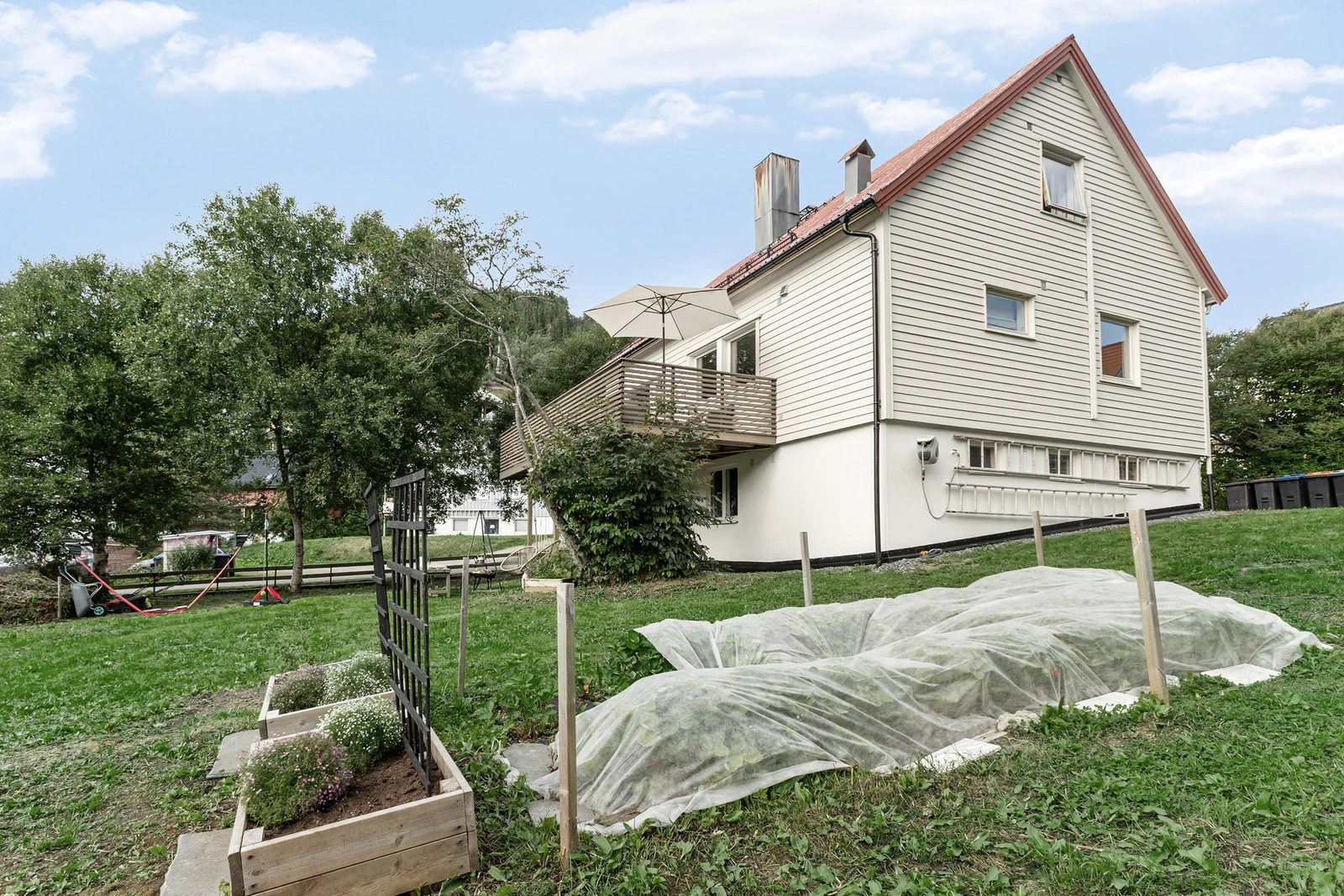 Med tomt på nesten 700 kvm medfølger en stor hage - perfekt for både store og små, med mulighet for blomsterbed og selvdyrking! Galleribilde