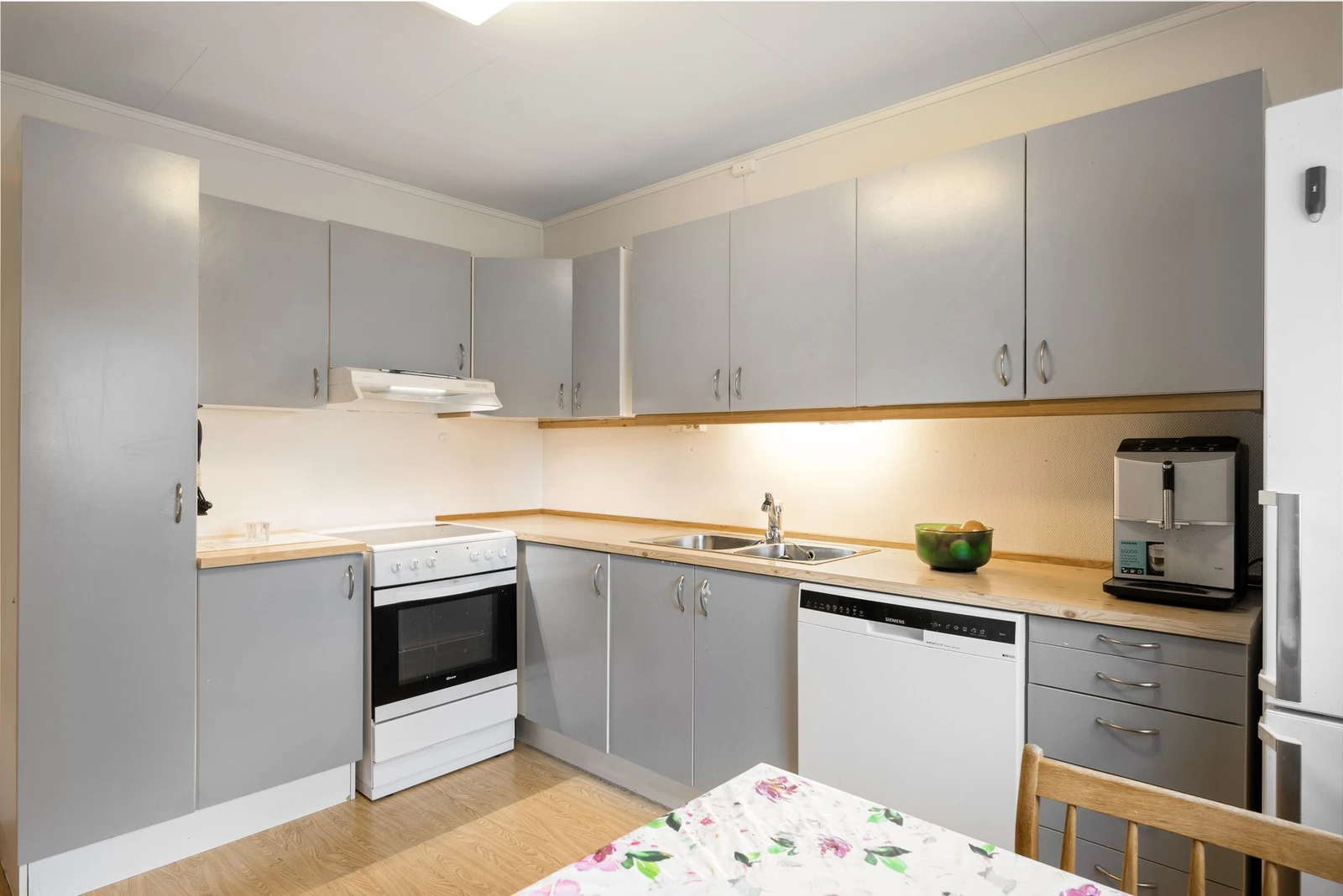 Kjøkkenet er praktisk med godt med skapplass Galleribilde