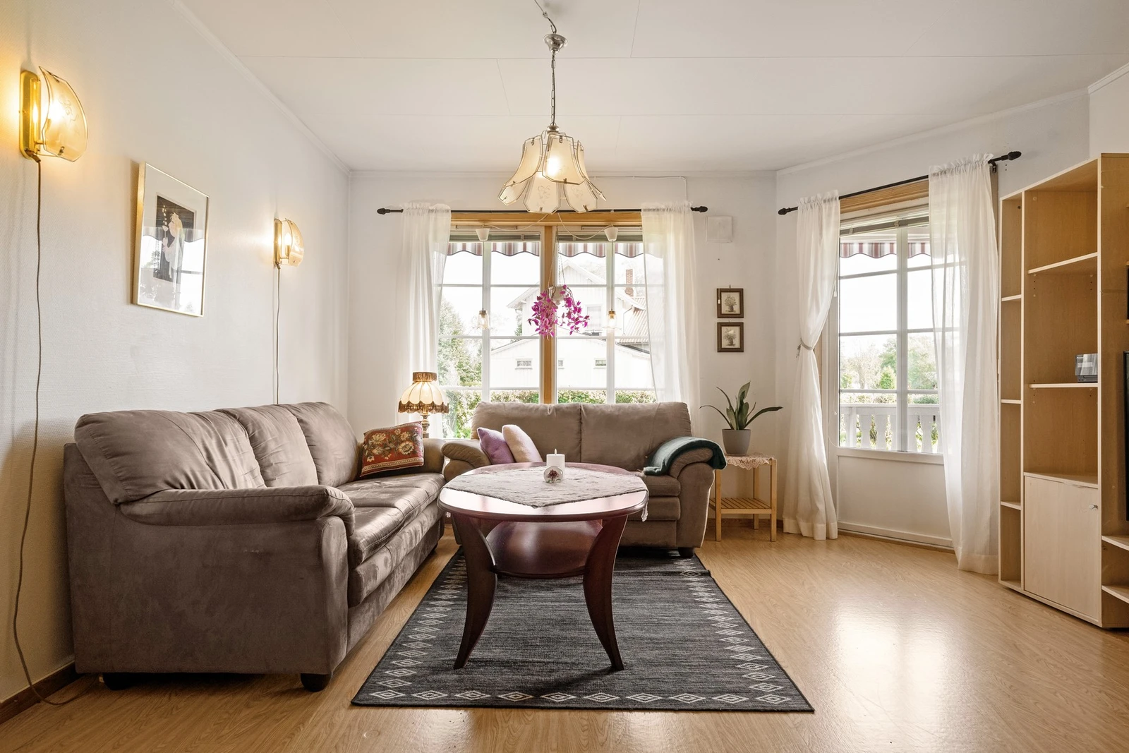 Stuen har utgang til terrasse og god plass til sofagruppe Galleribilde