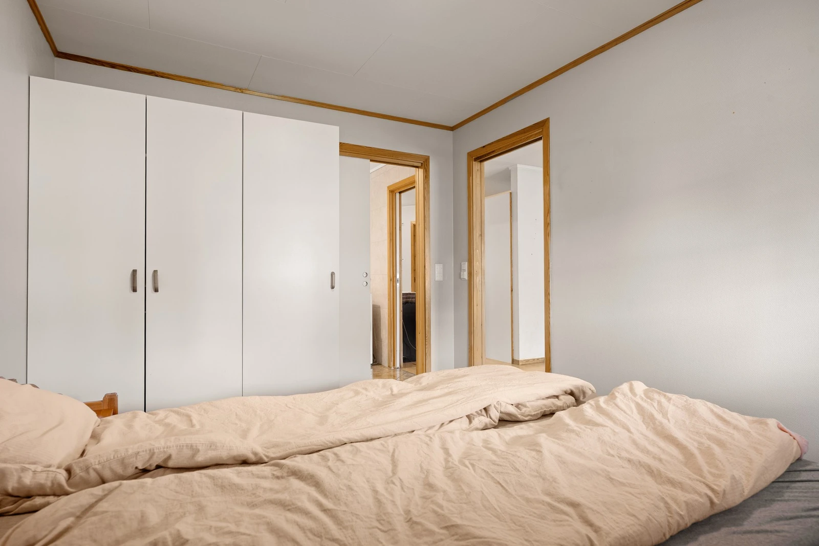 Garderobe på hovedsoverommet - direkte inngang til badet Galleribilde