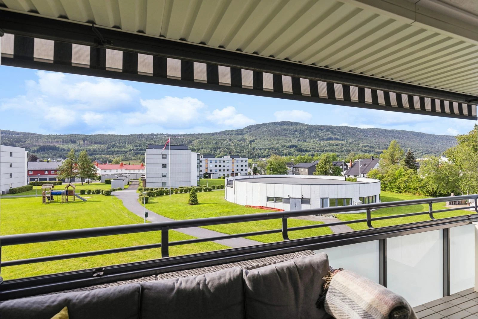 Lys og lun innglasset balkong - rom for trivsel året rundt.