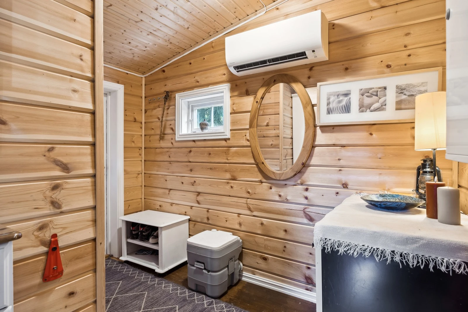 Hytten ligger en kort spasertur fra flotte turområder og badeplasser, samt enkel tilgang til lokale fasiliteter Galleribilde