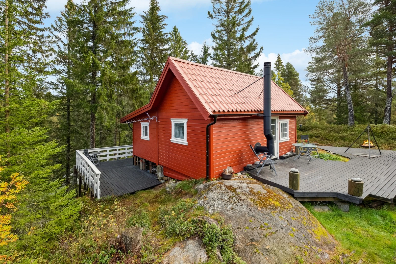 Klassisk hytte med utendørs terrasse, omkranset av skog for ekstra privatliv. Galleribilde