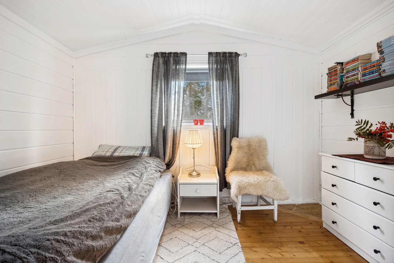 Lyst og fint soverom. Galleribilde