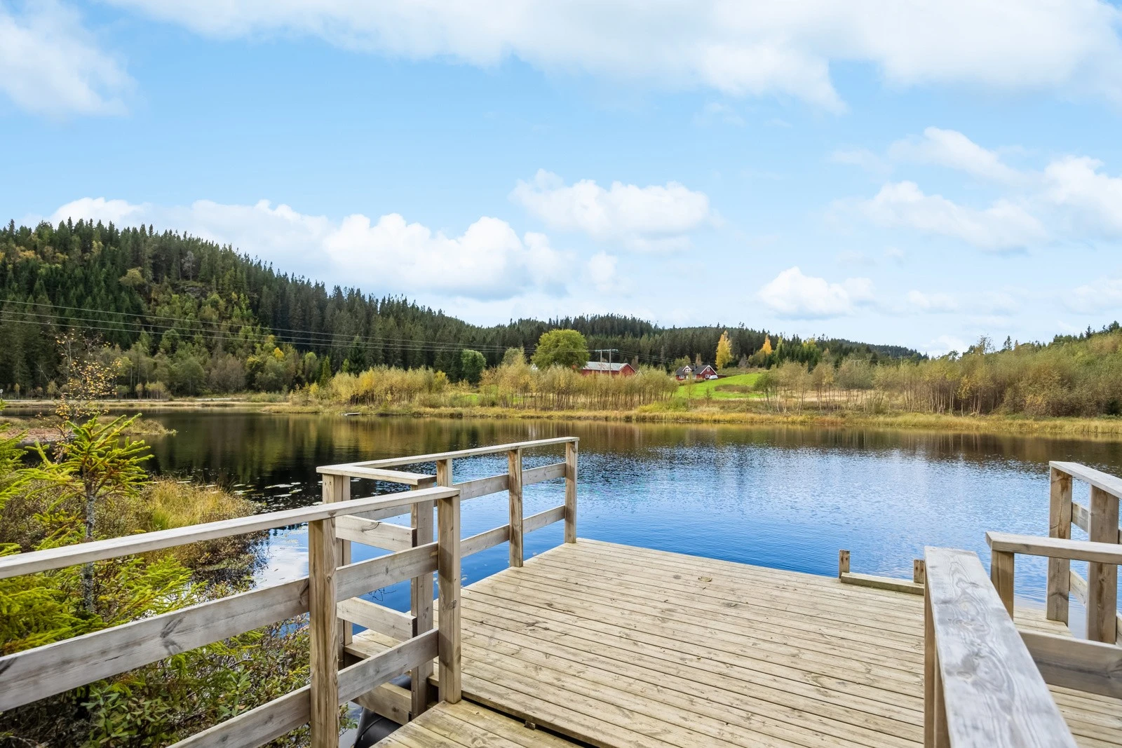 Like ved hytta finner du denne idylliske badeplassen. Den store brygga gir enkel tilgang til vannet, omgitt av vakre, rolige omgivelser ? perfekt for et forfriskende bad eller en avslappende dag ved vannet. Galleribilde