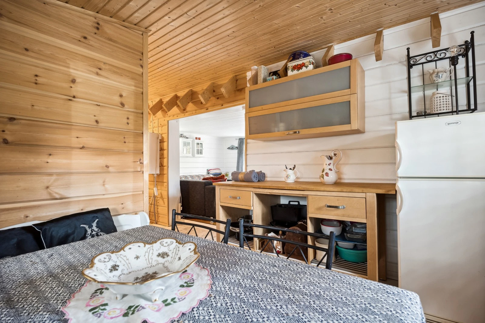 Den enkle, funksjonelle innredningen passer perfekt inn i hyttas harmoniske stil. Galleribilde