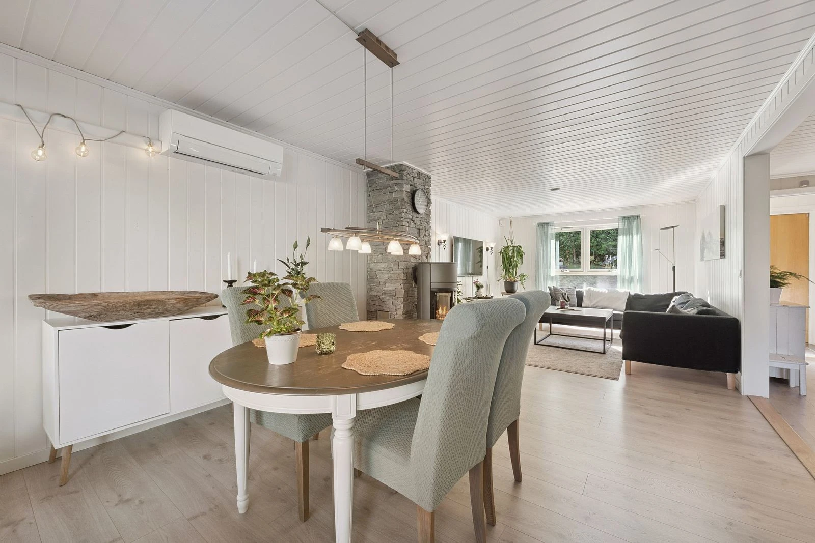 Lys og luftig stue med god plass til både sofa og spisebord.