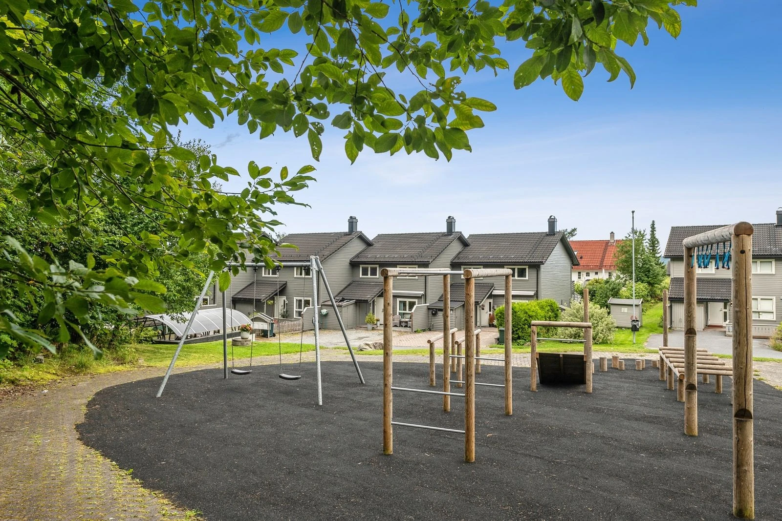 Barnevennlig og etablert nabolag med lite trafikk.