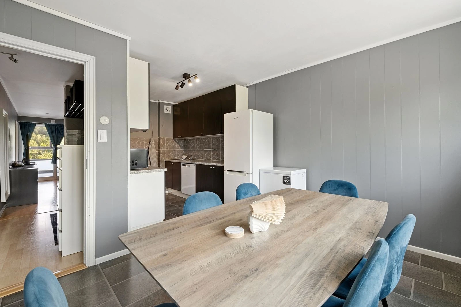 Funksjonelt kjøkken med moderne uttrykk - designet for effektiv matlaging og hyggelige måltider.
