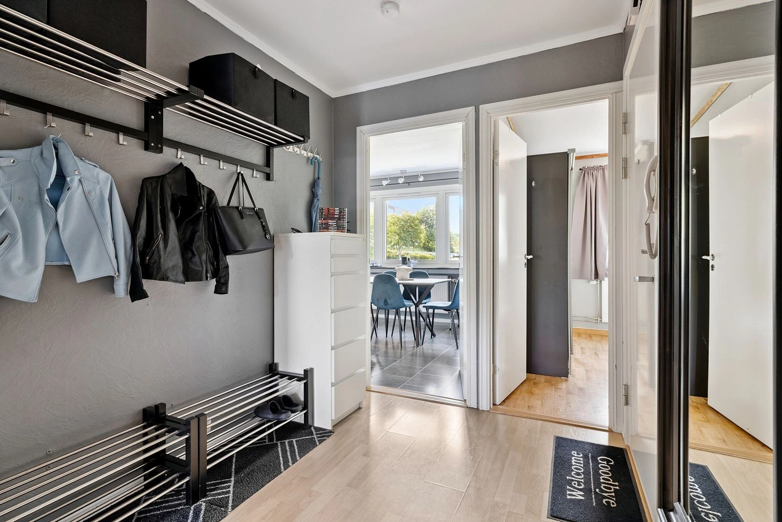 Praktisk inngang med god plass til sko, jakker og oppbevaring.