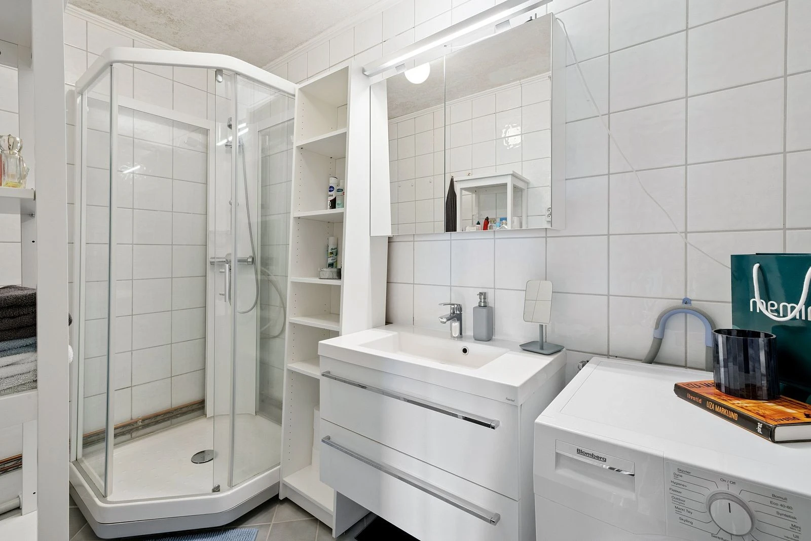 Effektivt utnyttet med praktisk innredning og godt med oppbevaringsplass.