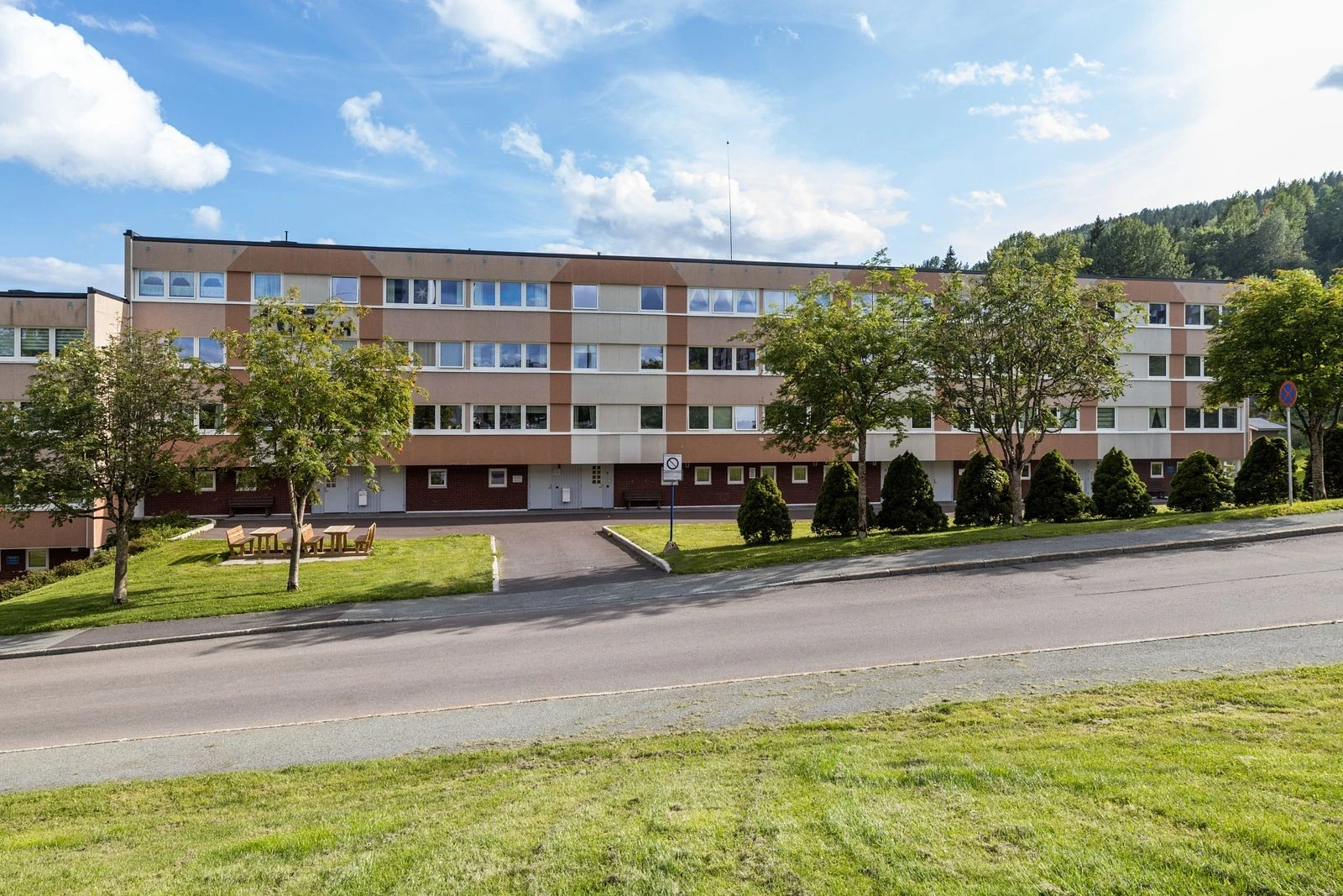 Familievennlig strøk - kort gangavstand til barnehage, skole, butikk og bibliotek.