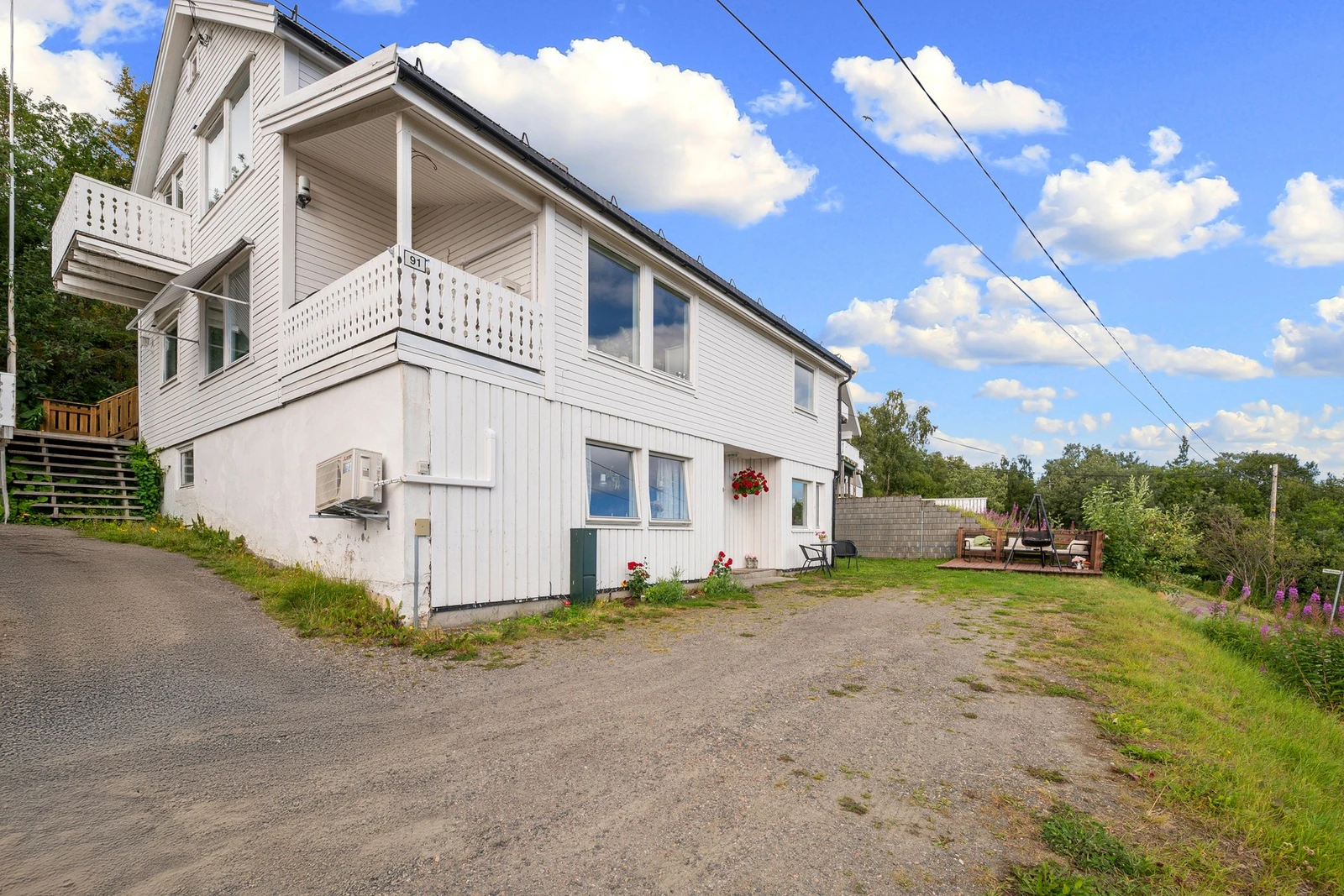 Utendørs er det parkeringsplass for leiligheten Galleribilde