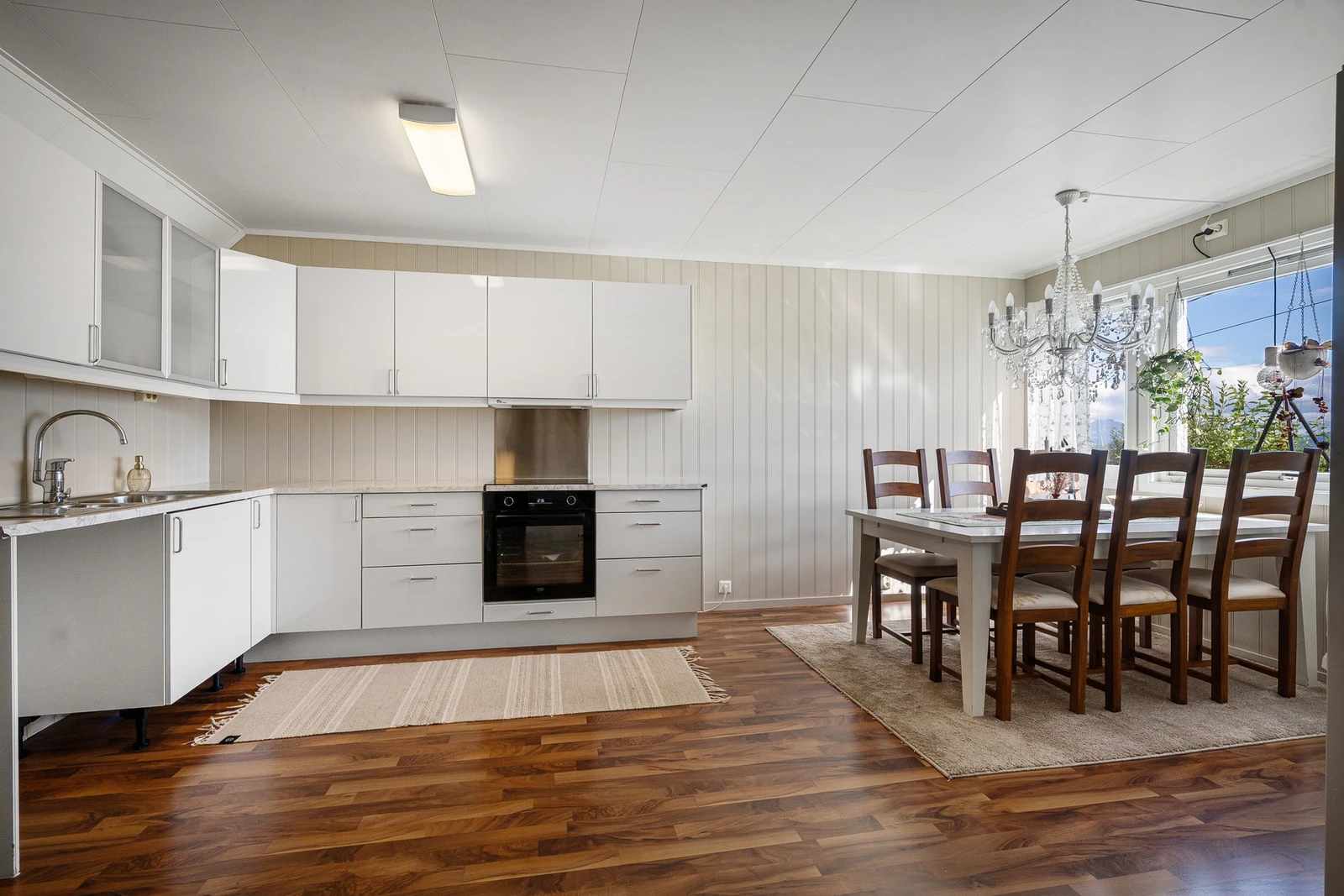 Moderne kjøkken med god plass til spisegruppe Galleribilde