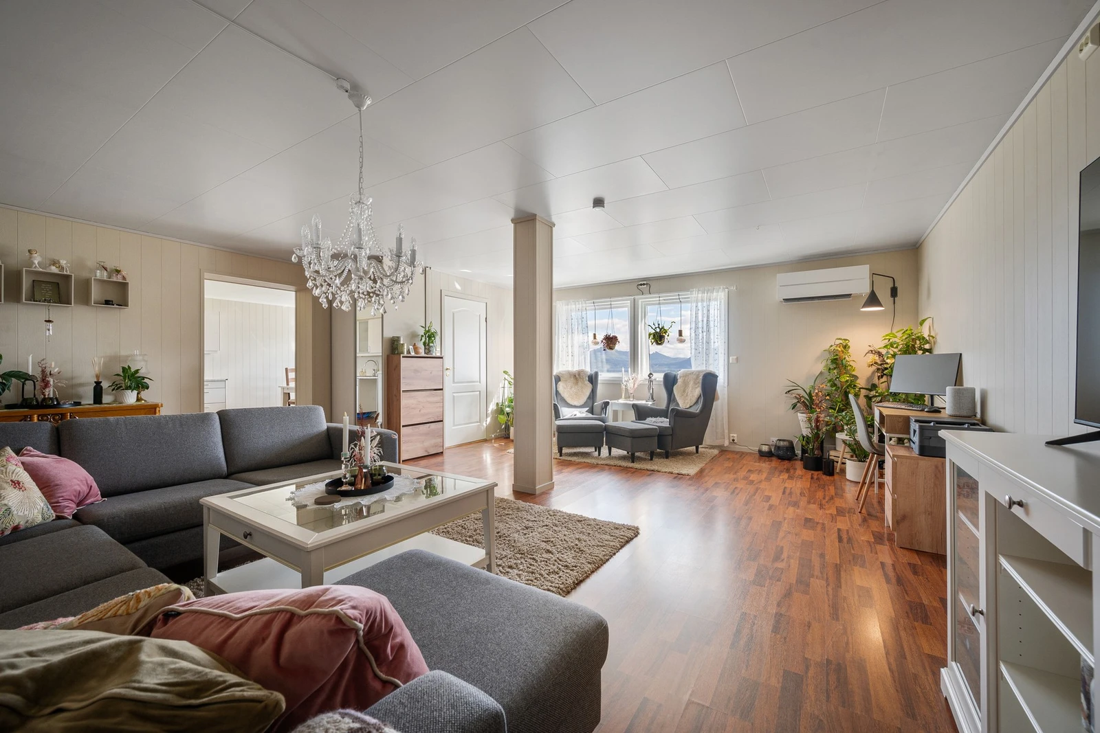 Stuen er romslig og deler seg i flere soner Galleribilde