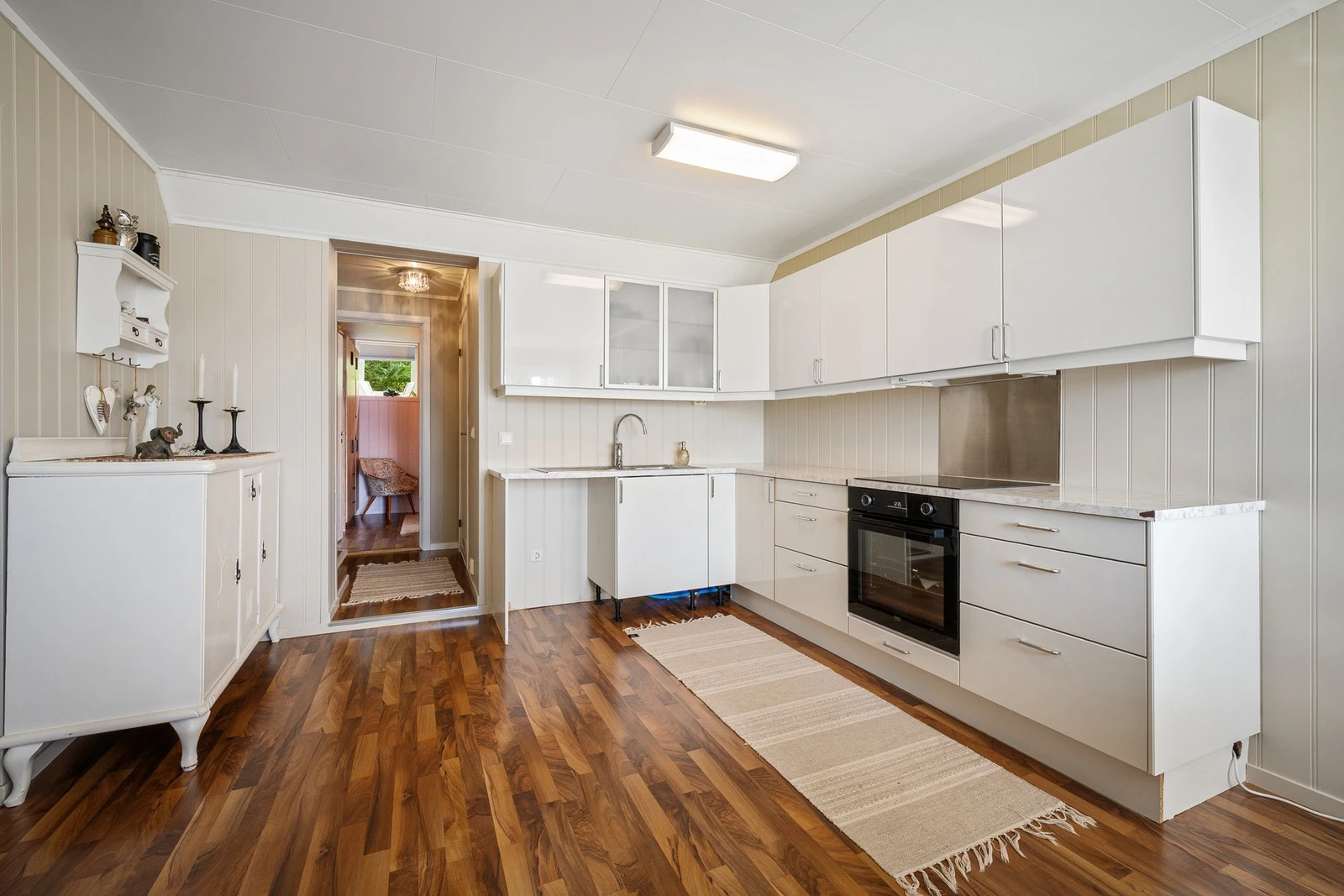 Kjøkkenet gir god skap og benkeplass Galleribilde