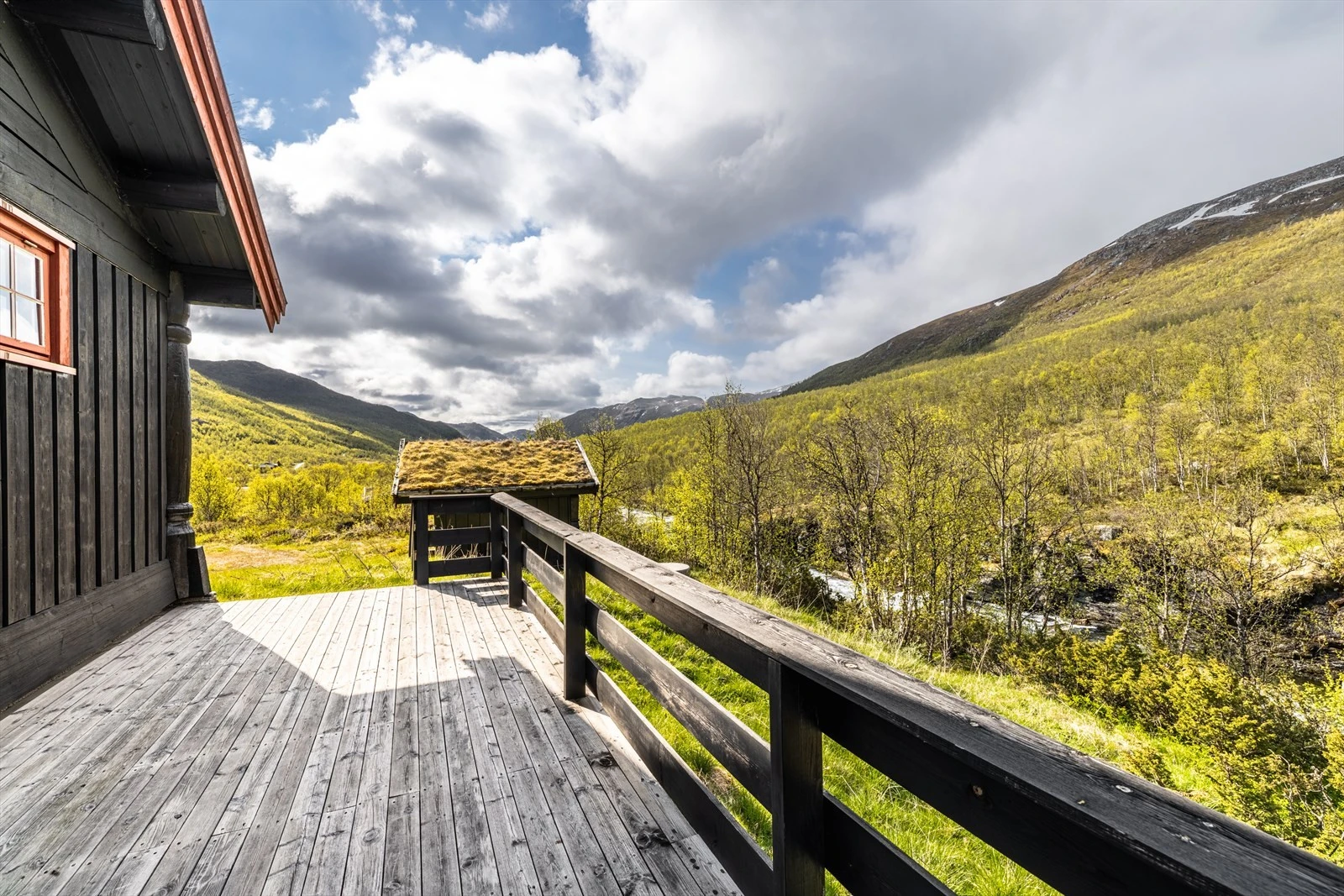 Romslig terrasse med panoramautsikt. Galleribilde
