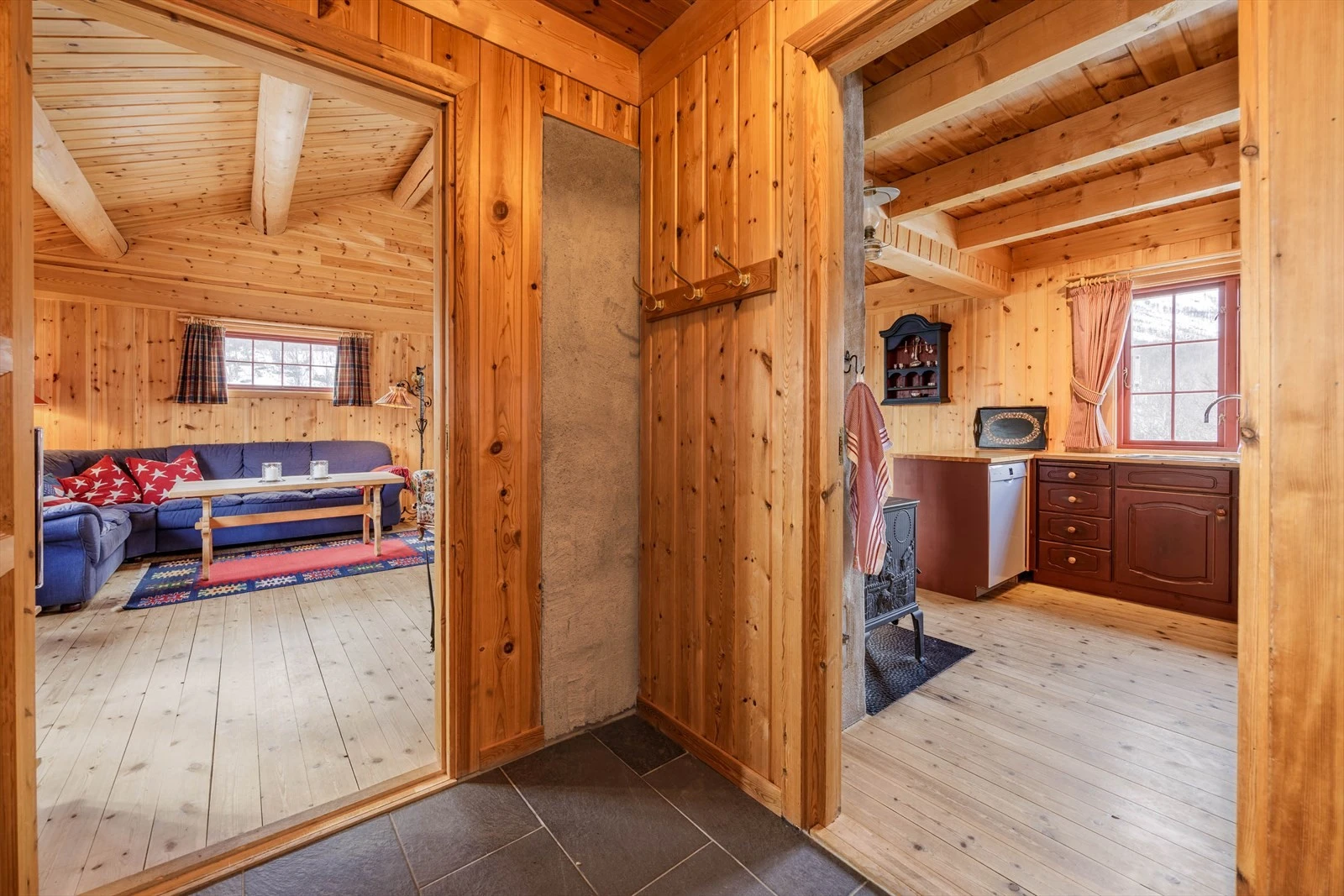 Inngang til stue og kjøkken fra flislagt gang. Galleribilde