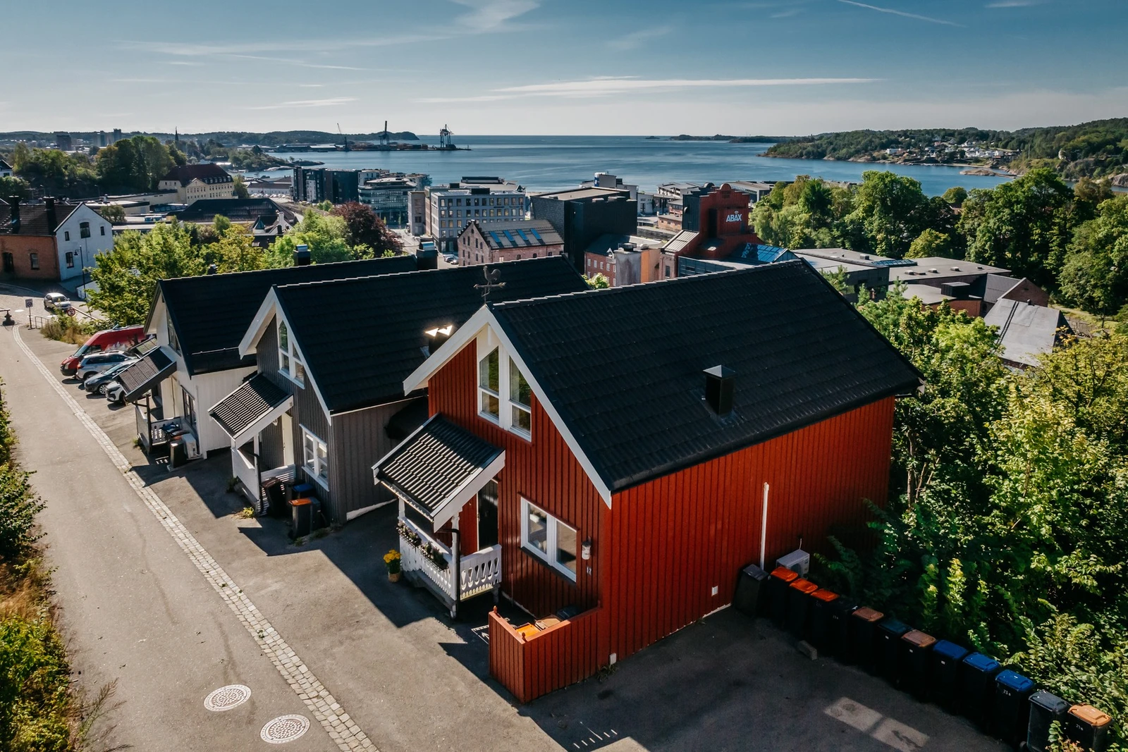 Fasade fra Gårdsbakken.
Taket ble skiftet i 2015. Galleribilde