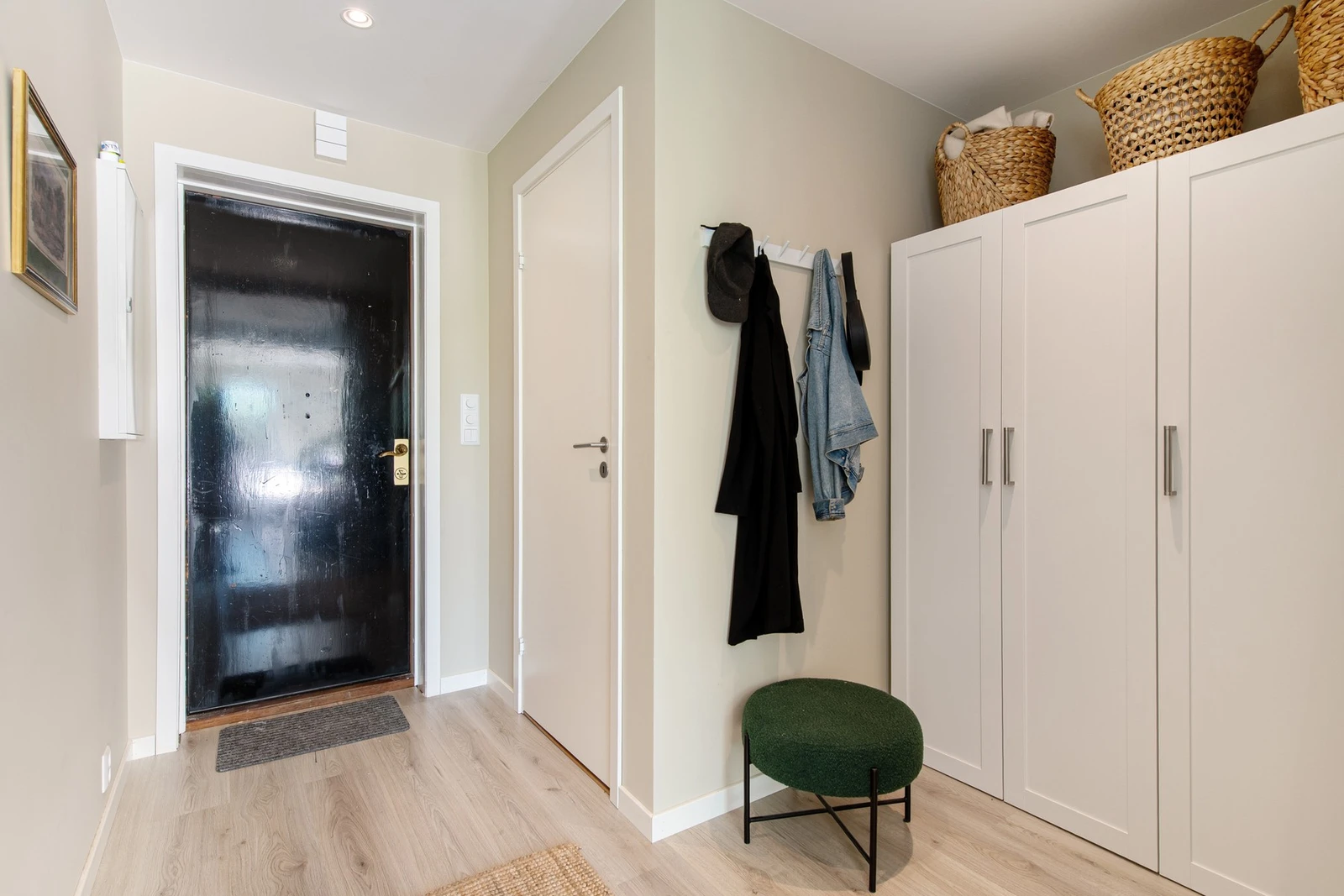 Entre/gang og toalettrom. Plass til klær og sko. Galleribilde