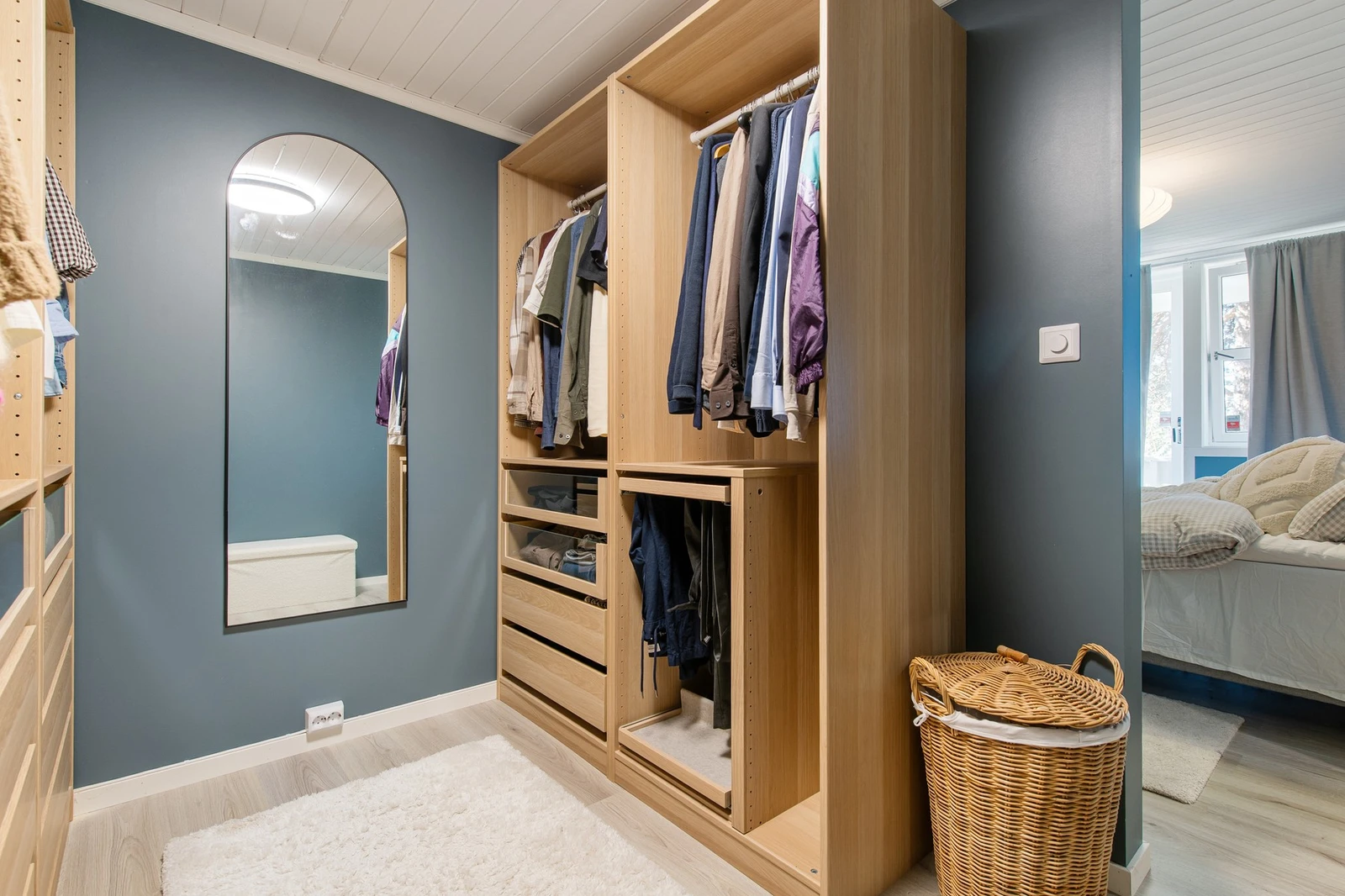 Det er også en nydelig garderobeløsning i forbindelse med hovedsoverom. Galleribilde