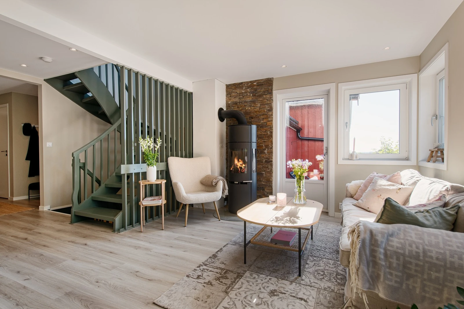 En aldeles nydelig stue med ny standard. Hele rommet er pusset opp i 2023/24. Vegger, tak, gulv, elektrisk anlegg, vinduer m.m.
Stuen er også utstyrt med en ny vedovn. Galleribilde