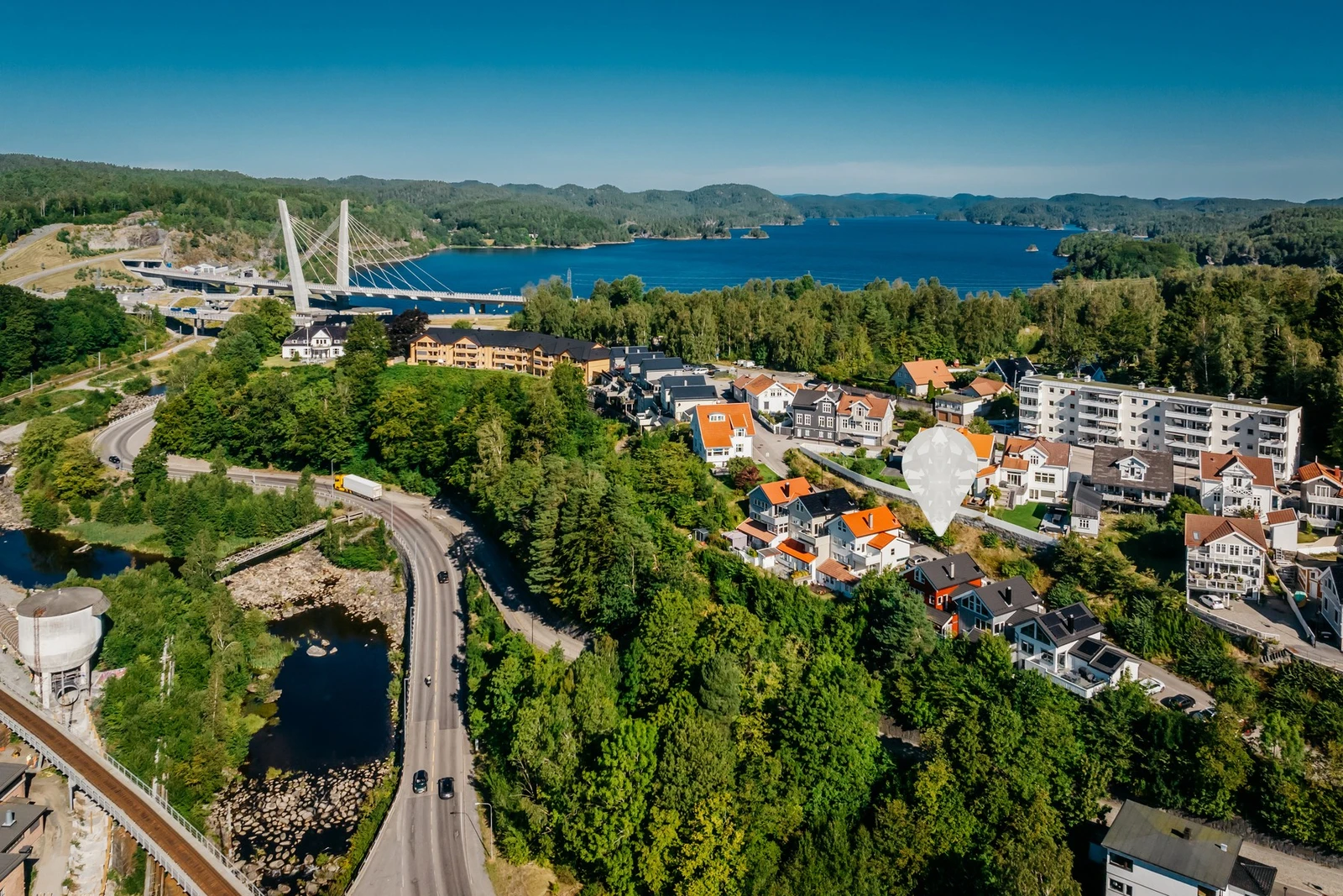 Fra eiendommen er det en kart spasertur til Farris og umiddelbar nærhet til Bøkeskogen. Galleribilde