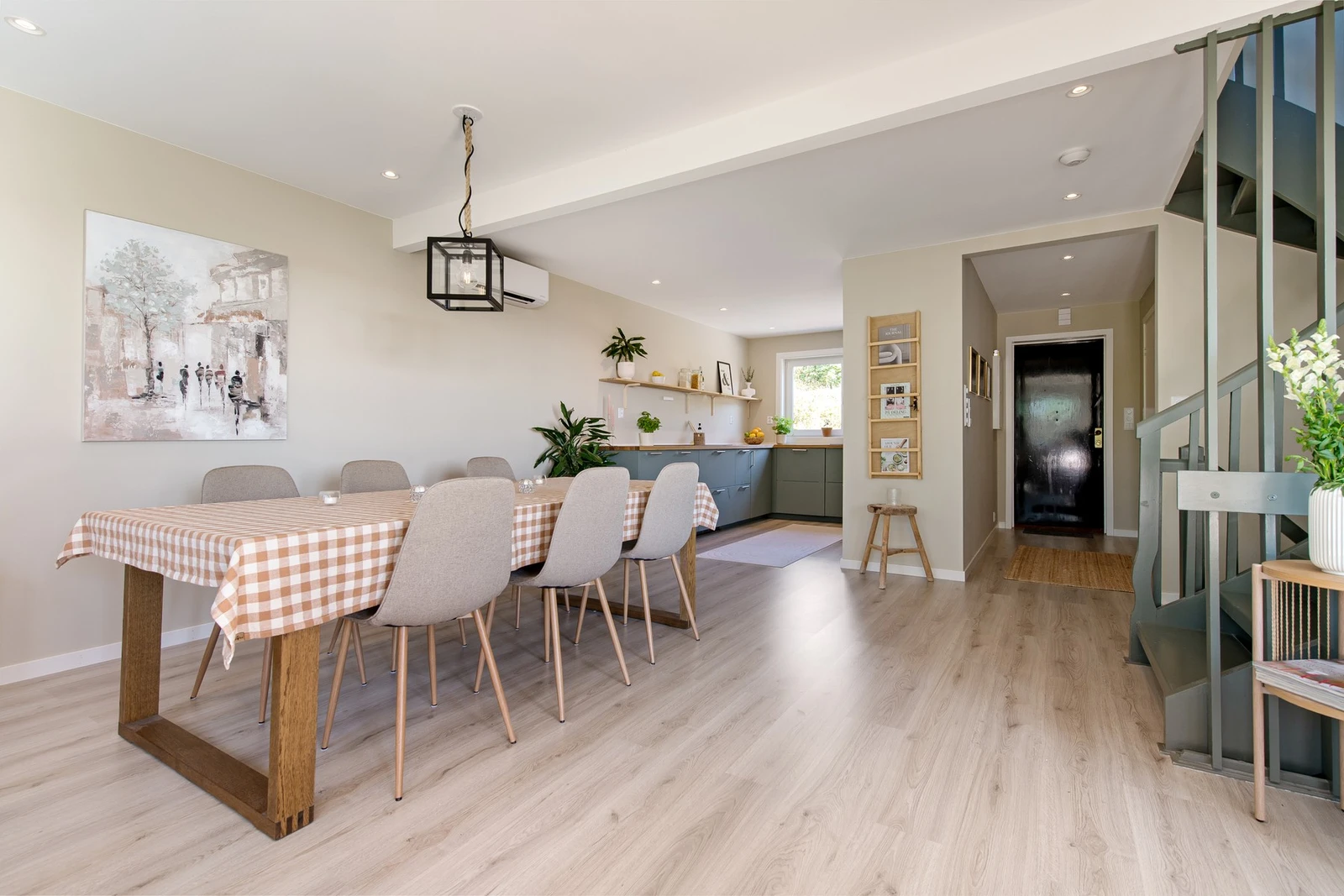 Spiseplass og stueplass. Mulighetene for møblering er mange. Galleribilde