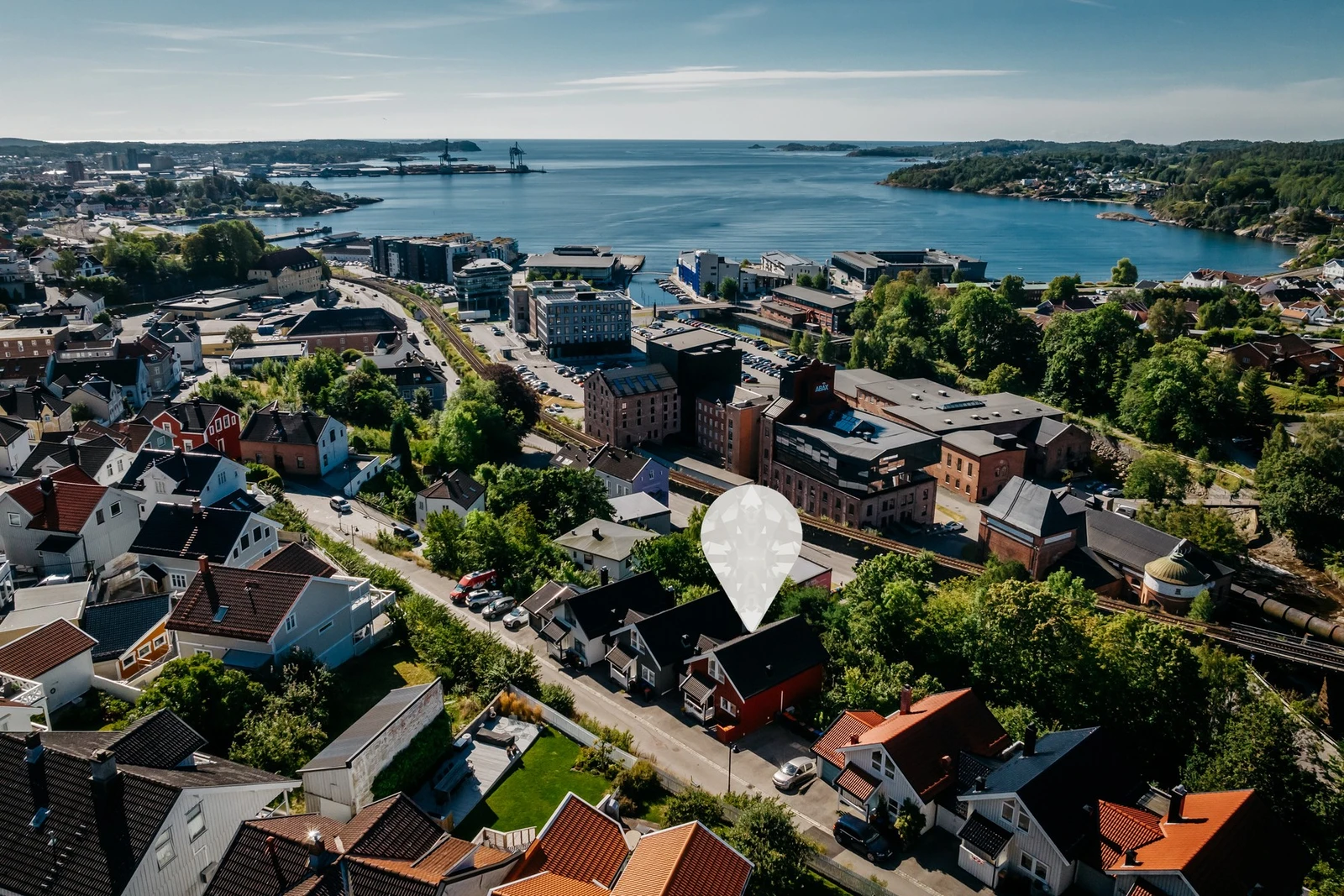 Boligen ligger i kort gåavstand fra sentrum. Galleribilde