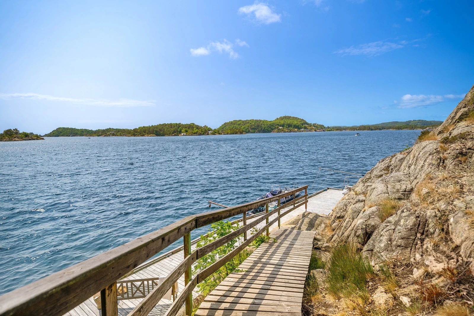 Nede ved sjøen er det brygge med god dybde. Denne er delt i to, nabohytten eier den ene delen. Galleribilde