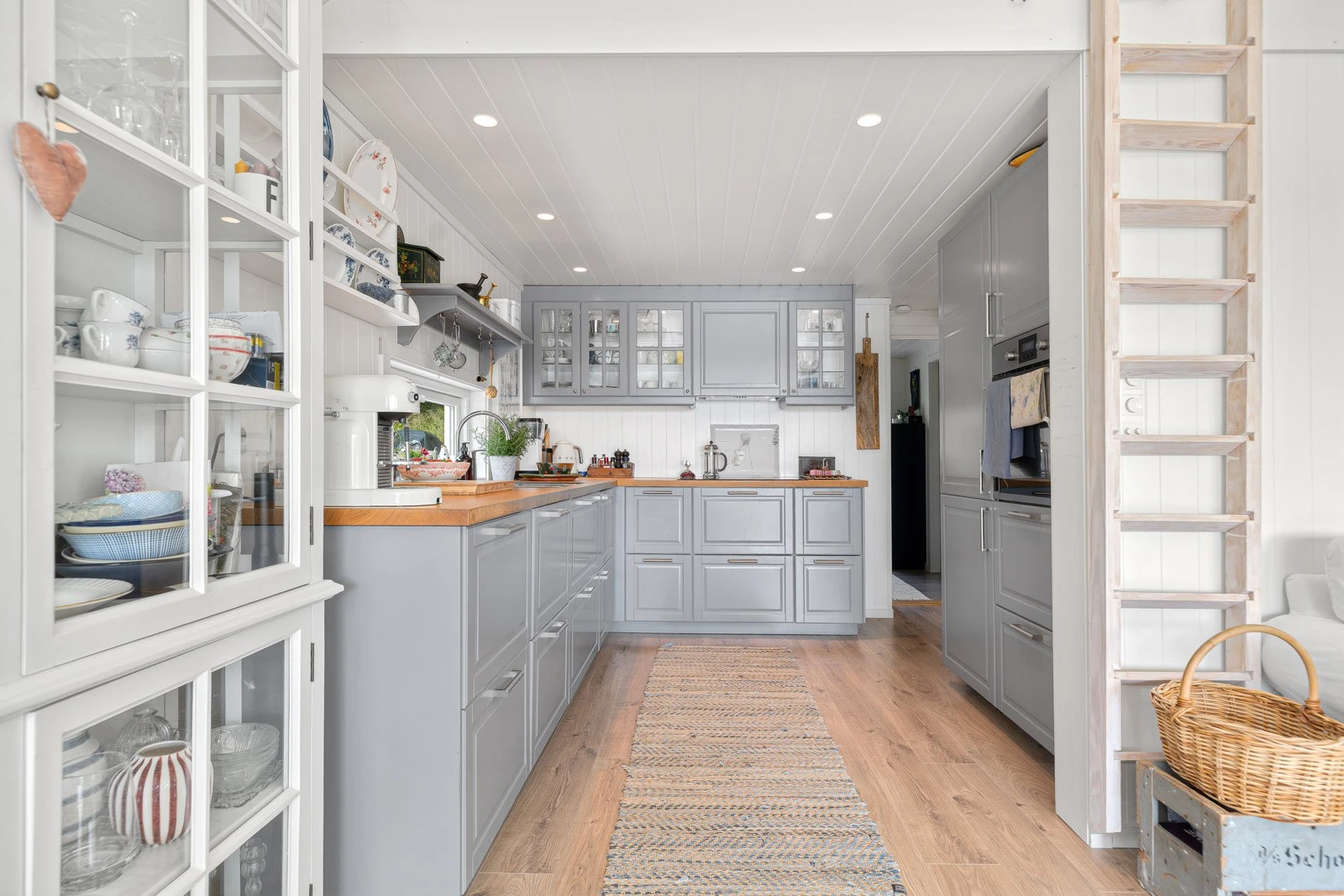 Pent og meget innholdsrikt kjøkken med alt av hvitevarer integrert Galleribilde