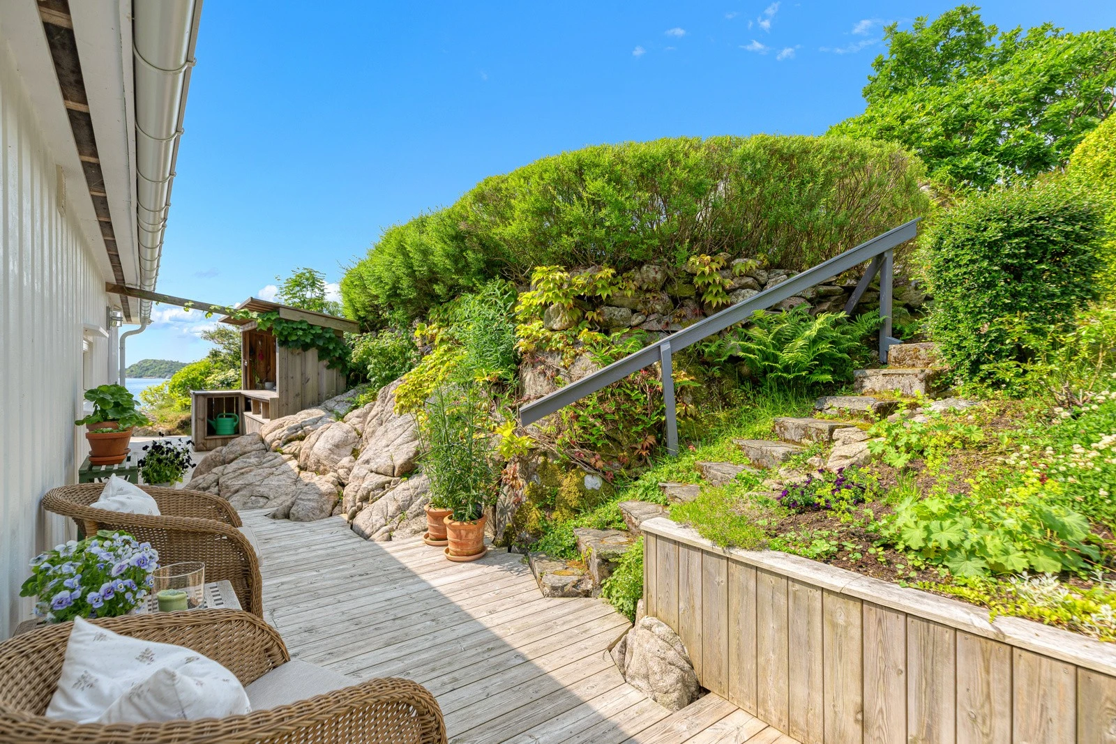 På den ene siden av hytten er det laget til et eget område med utekjøkken Galleribilde